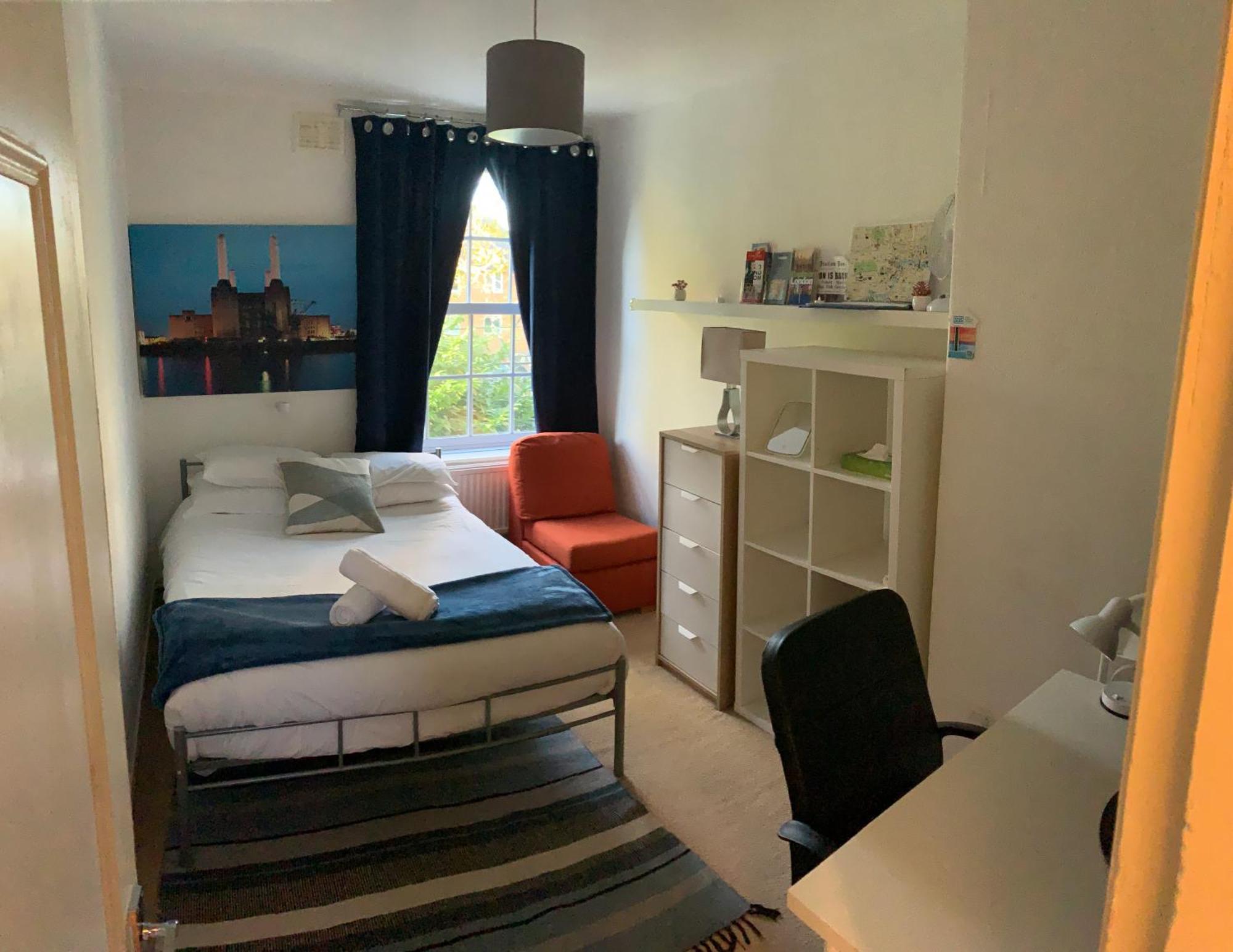 Location! Double Bedroom 2 Mins Walk From Battersea Power Underground Station! Homestay London