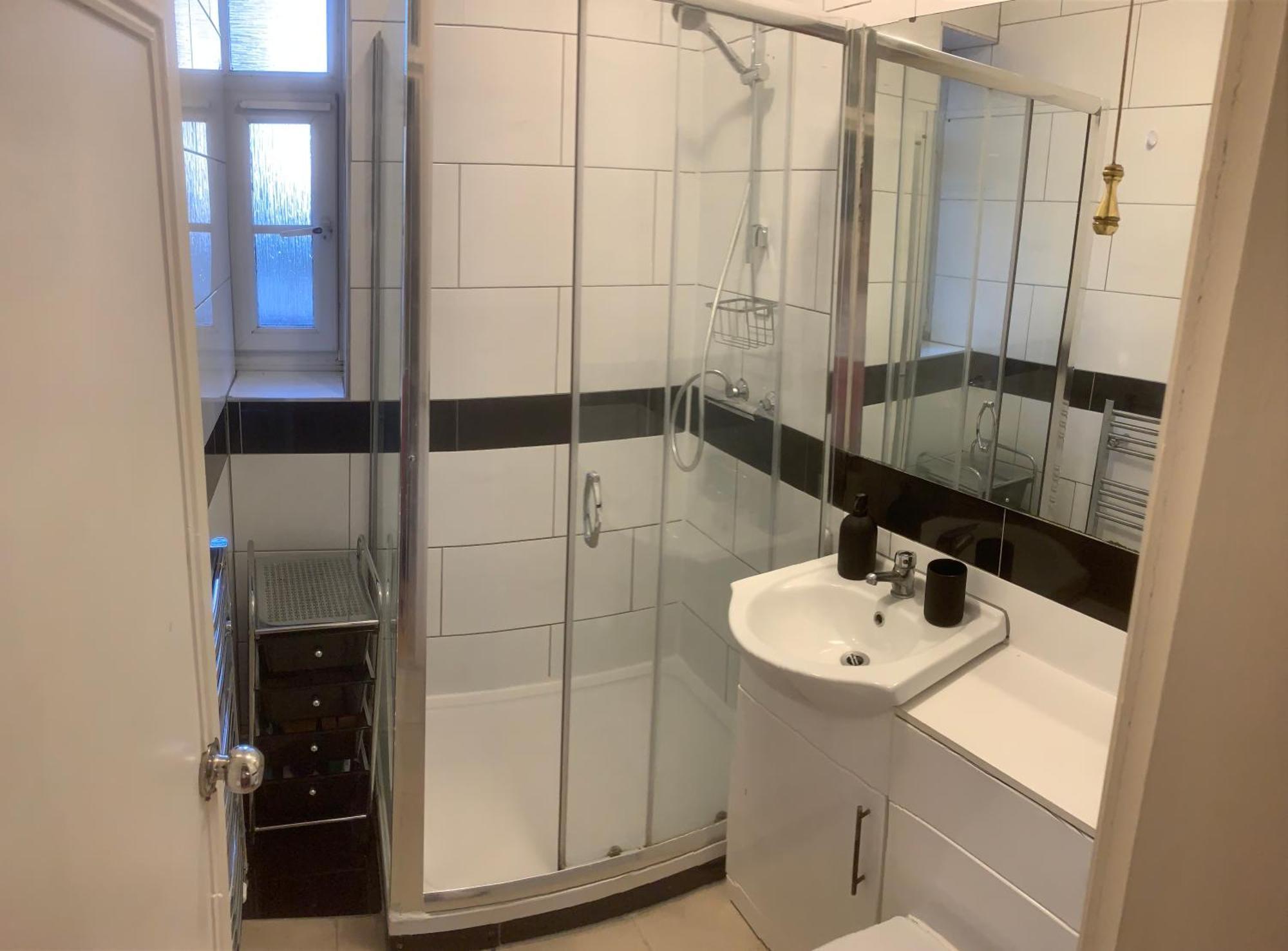 Location! Double Bedroom 2 Mins Walk From Battersea Power Underground Station! London