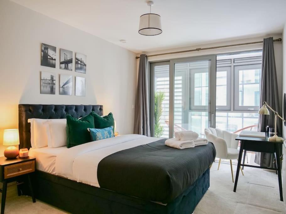 Apartment Stylish Urban Sanctuary With Parking London