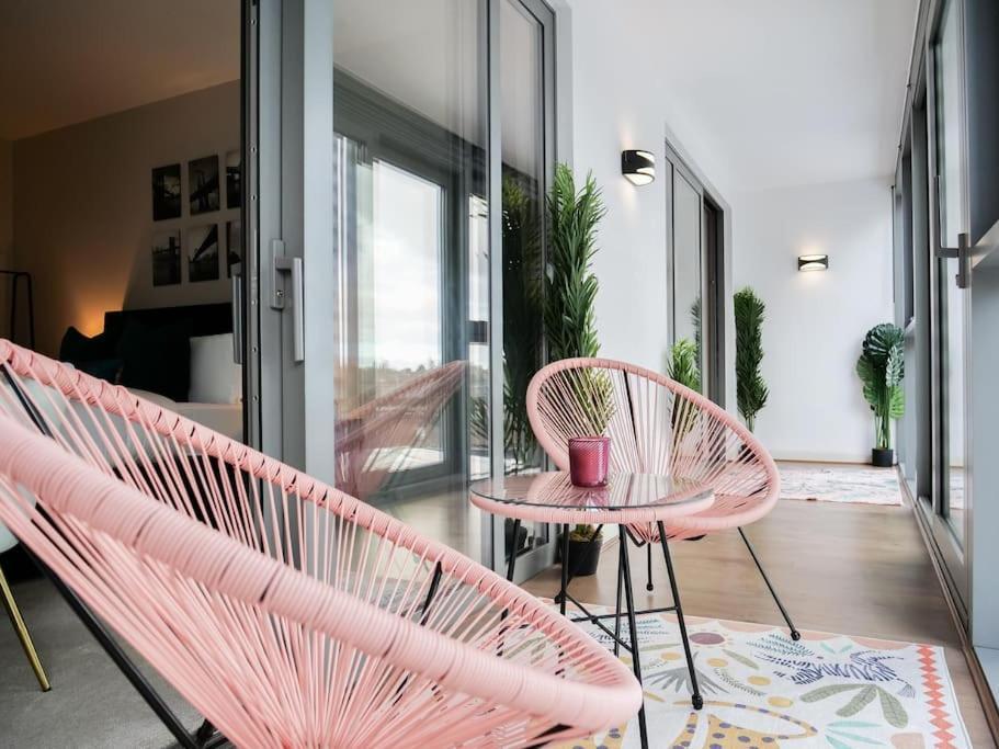 Stylish Urban Sanctuary With Parking * London