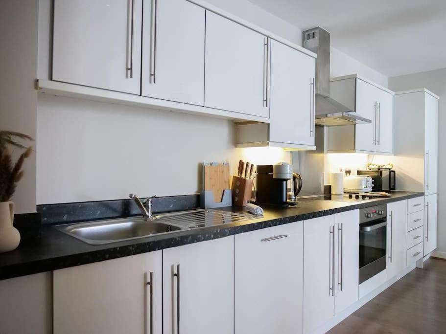 Apartment Stylish Urban Sanctuary With Parking *