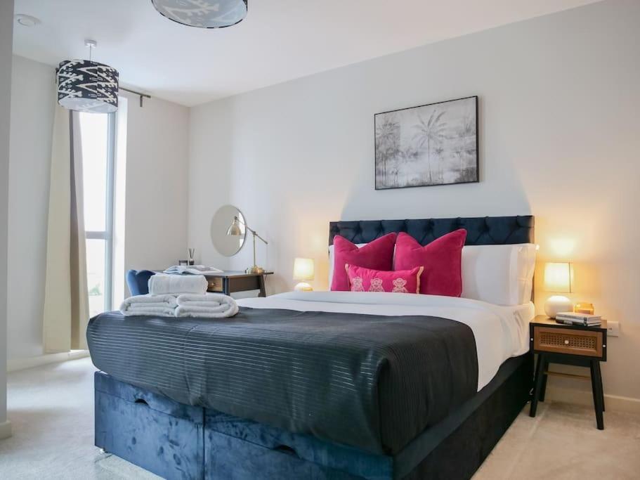 Stylish Urban Sanctuary With Parking Apartment London