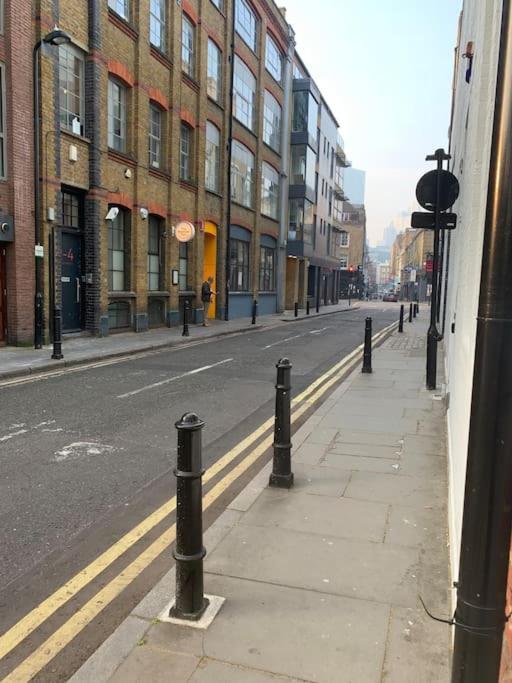 1 Bed Flat With View Of Vibrant Hoxton Square London