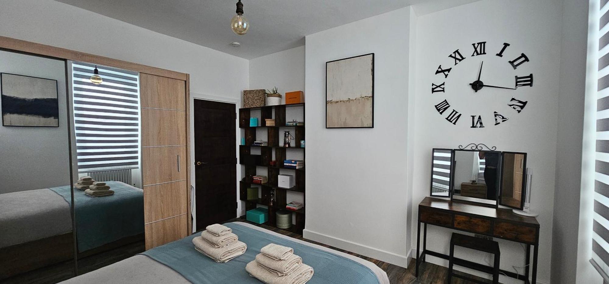 Tower Bridge Spacious King Bedroom With Extra Large Windows London