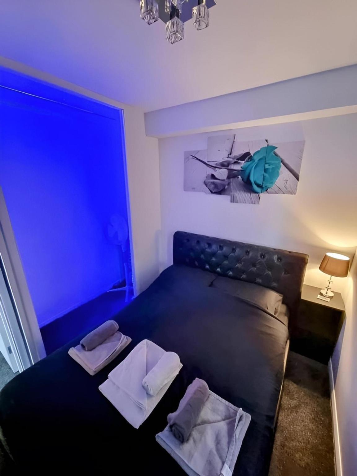 Sleek & Stylish - E15 With Parking Apartment London