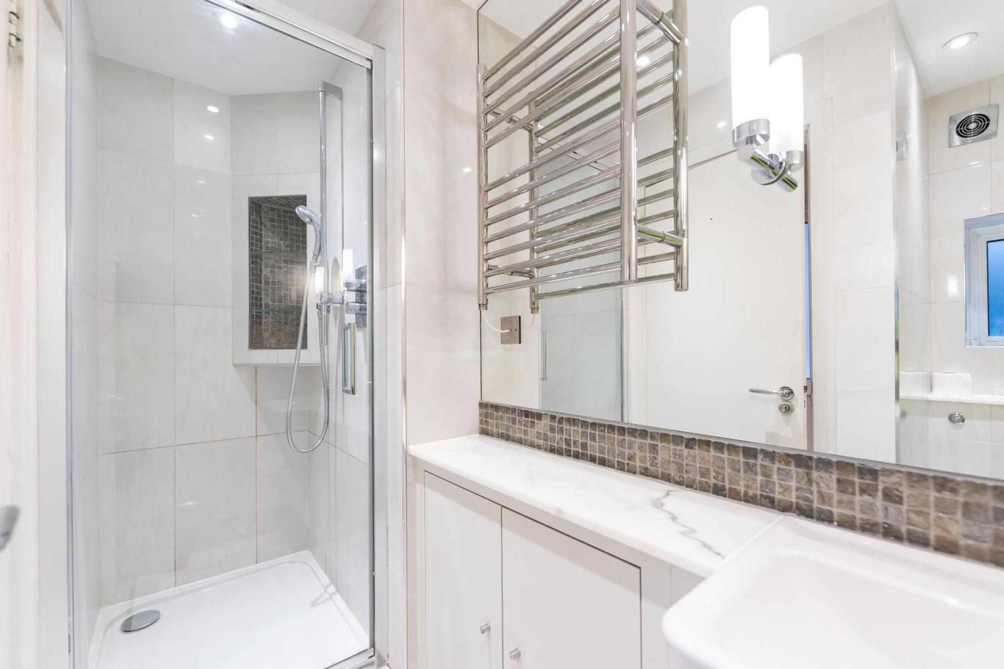 Luxury 6 Bedroom House In Southwick Street London