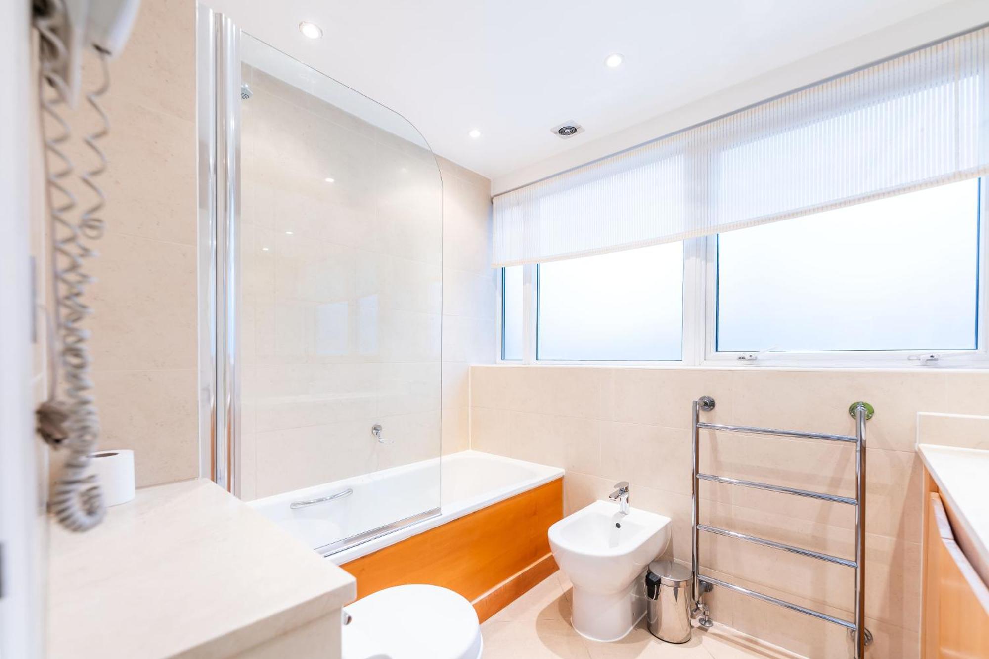 Luxury 6 Bedroom House In Southwick Street * London