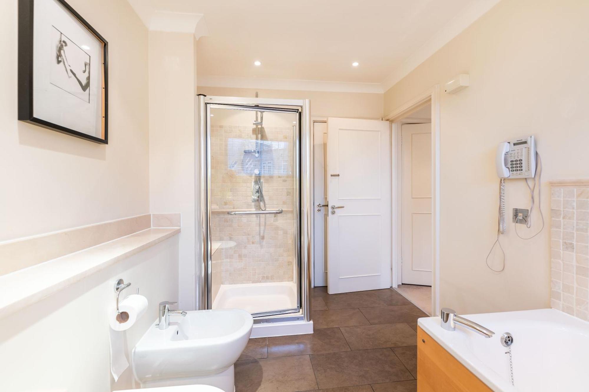Luxury 6 Bedroom House In Southwick Street Apartment London