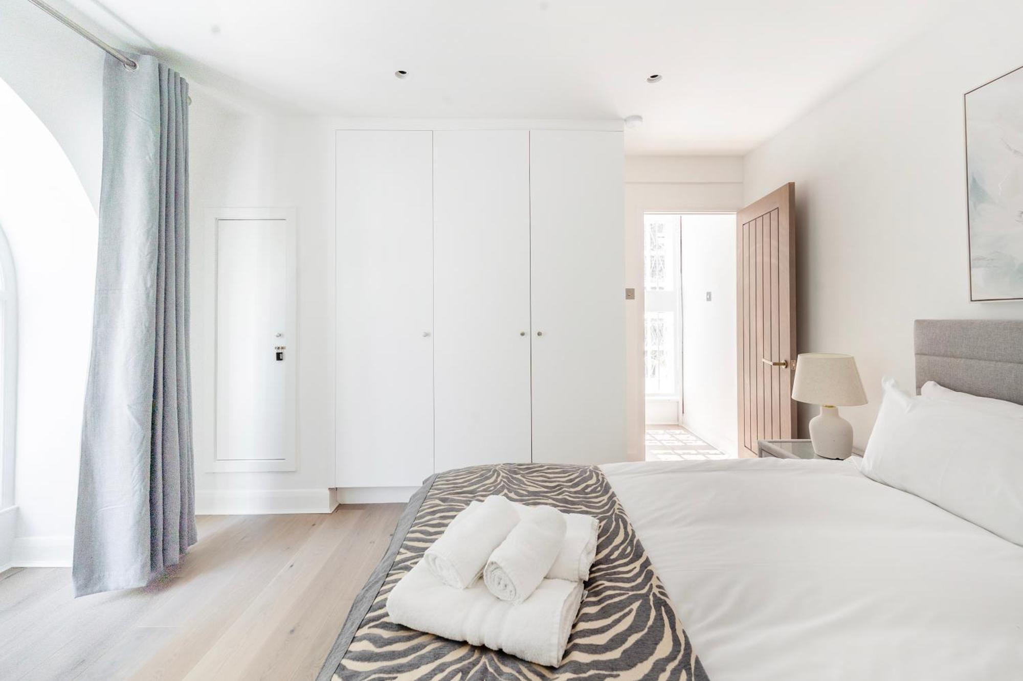 Holiday home Townhouse Moments From Hyde Park & Notting Hill - Free Luggage Storage Nearby And In Unit Washing Machine & Dryer London