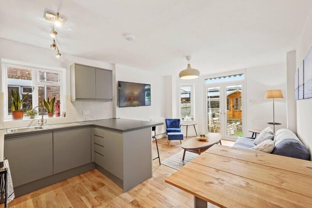 Stunning 2 Bedroom Flat & Garden, London