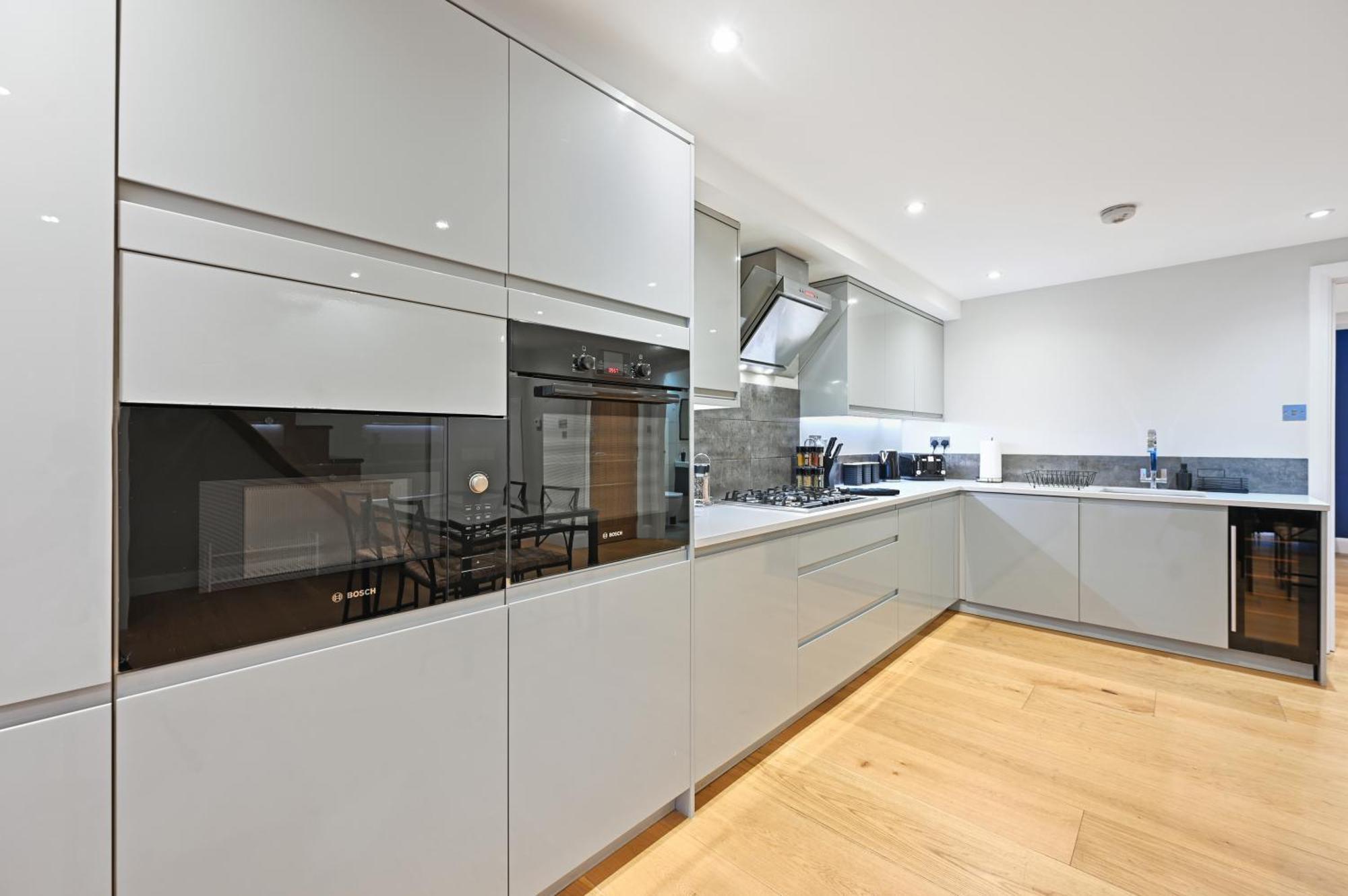 Stunning 2 Bed Basement Flat In Hammersmith Apartamento