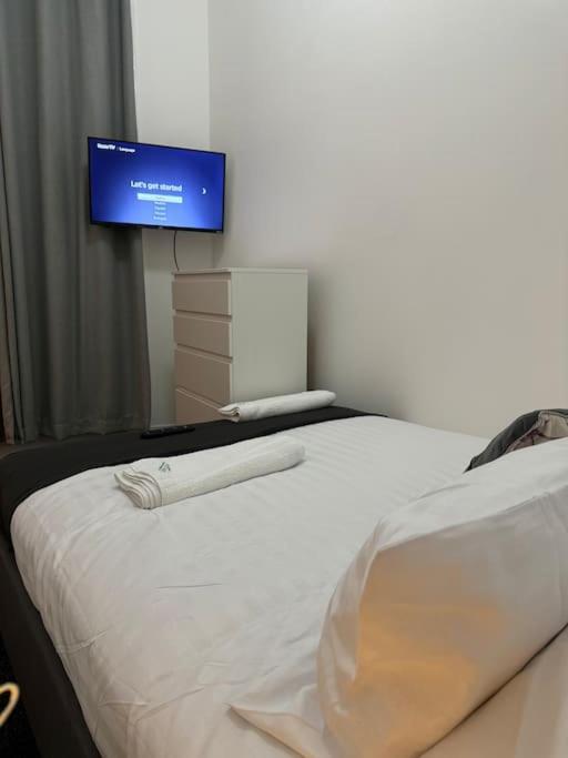 4 Bedroom Entire Flat, Kings Cross Road * London