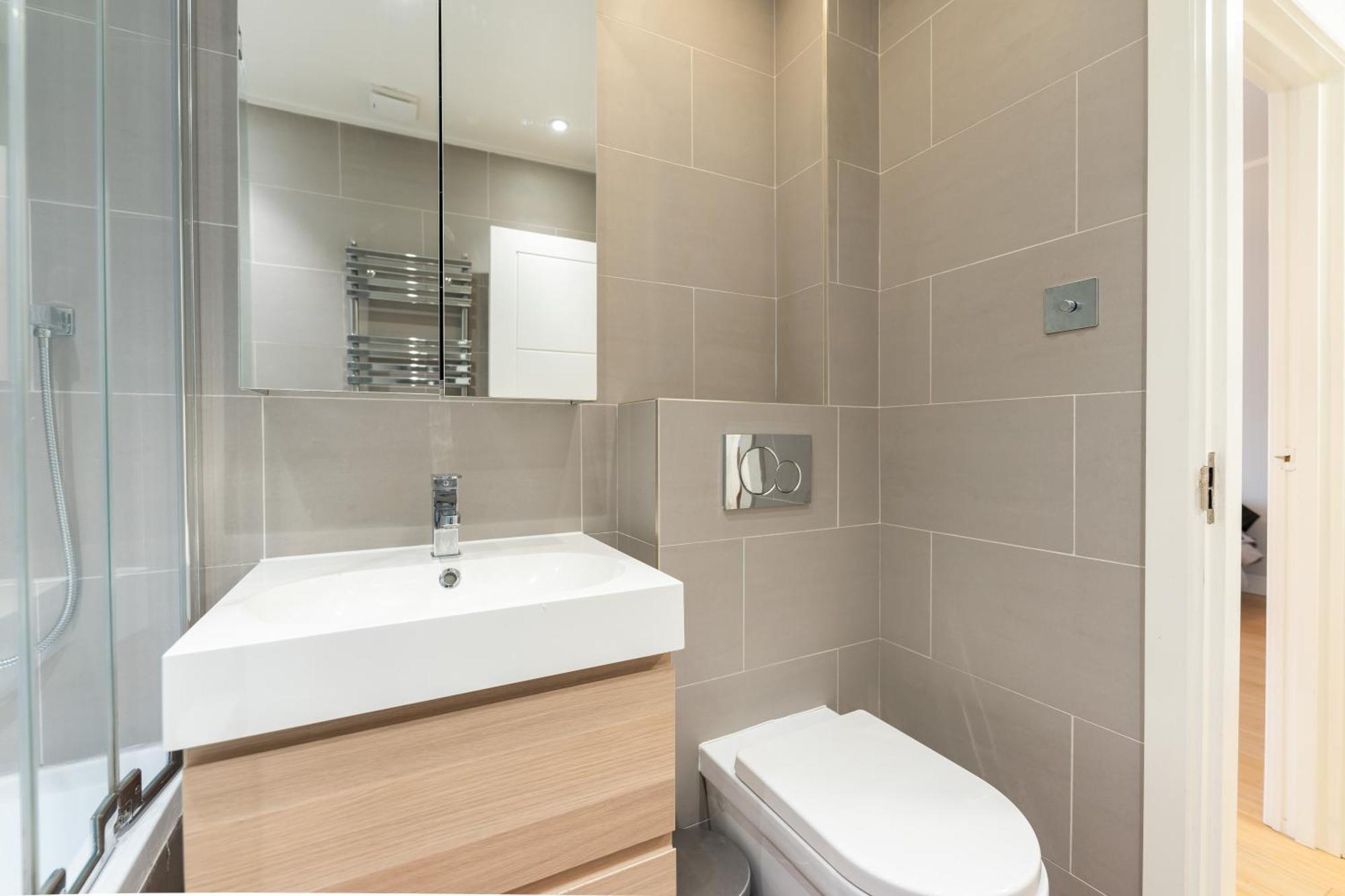 Special Offer! Bright & - Up To 4 * London
