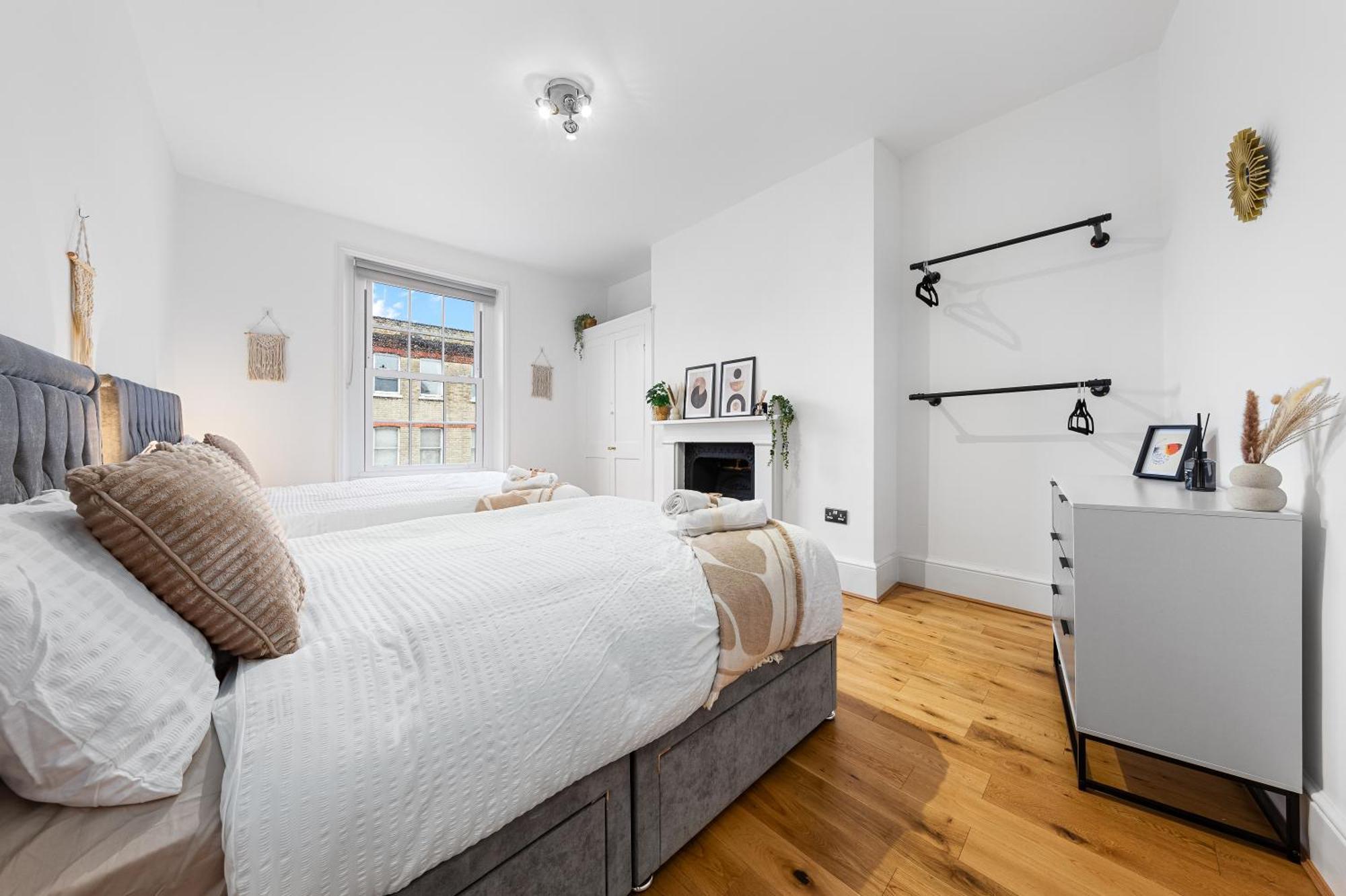 Stylish 3 Bedroom Serviced In Kings Cross Apartment London