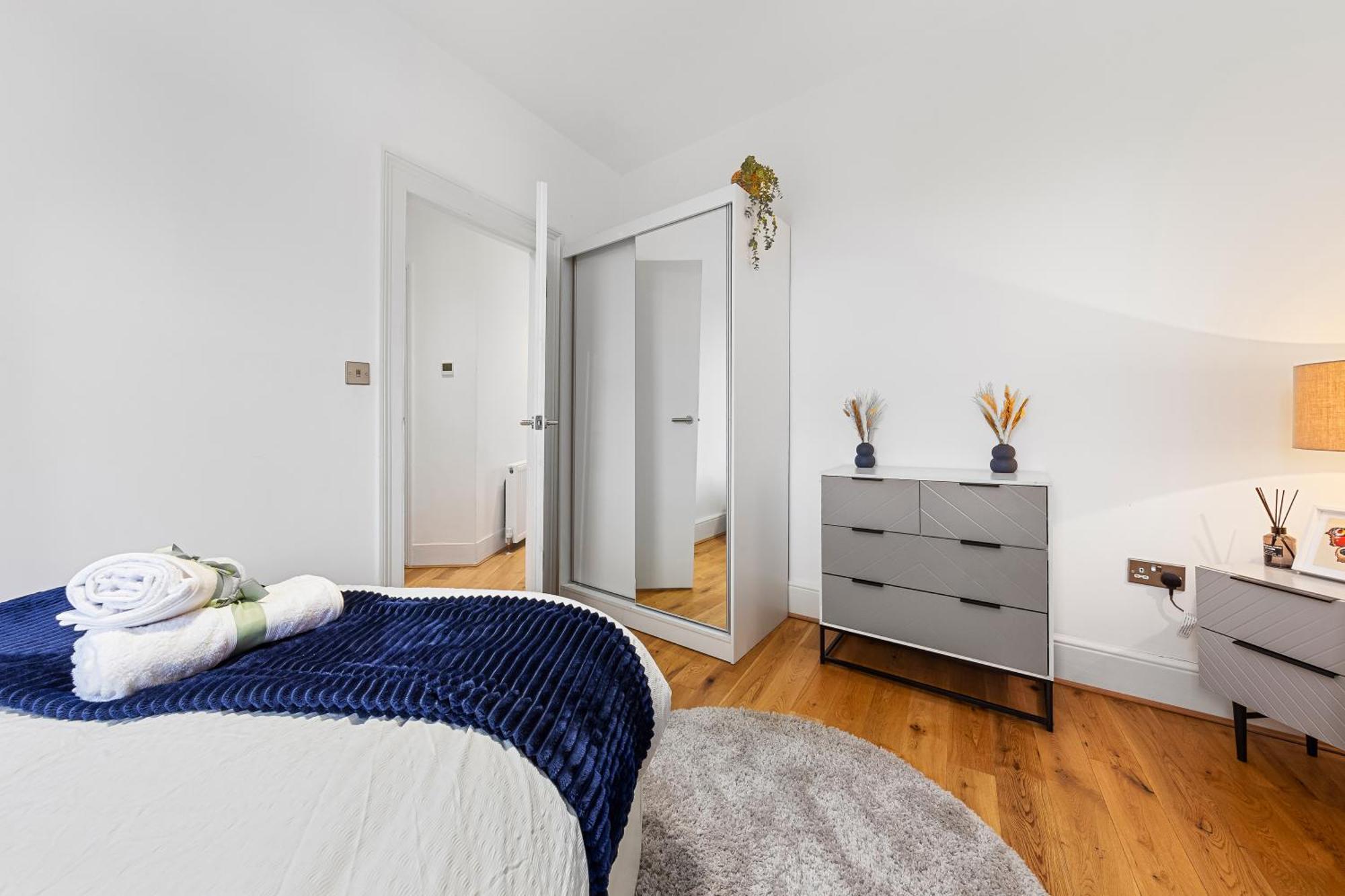 Stylish 3 Bedroom Serviced In Kings Cross Apartment