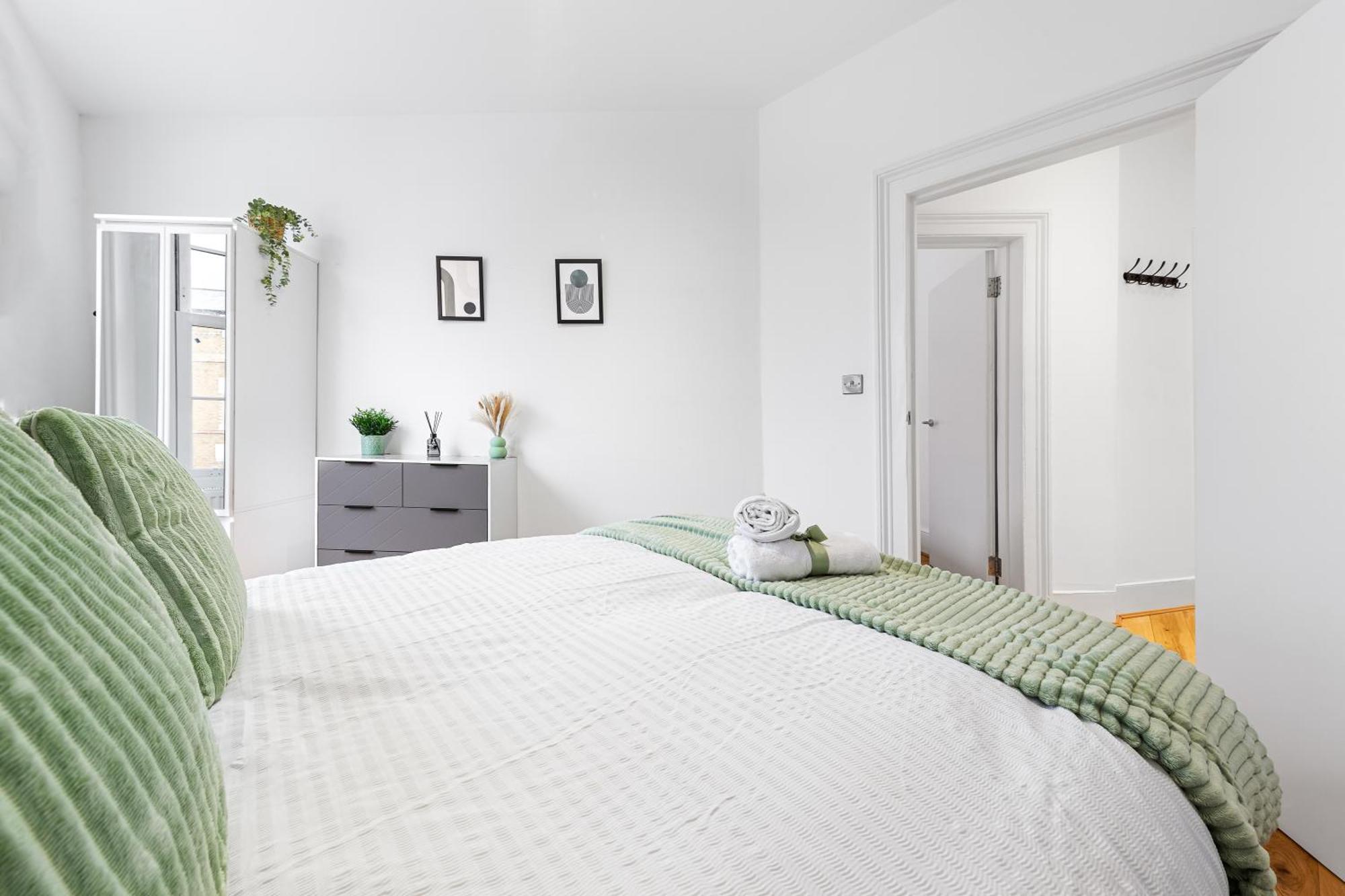 Stylish 3 Bedroom Serviced In Kings Cross Apartment London