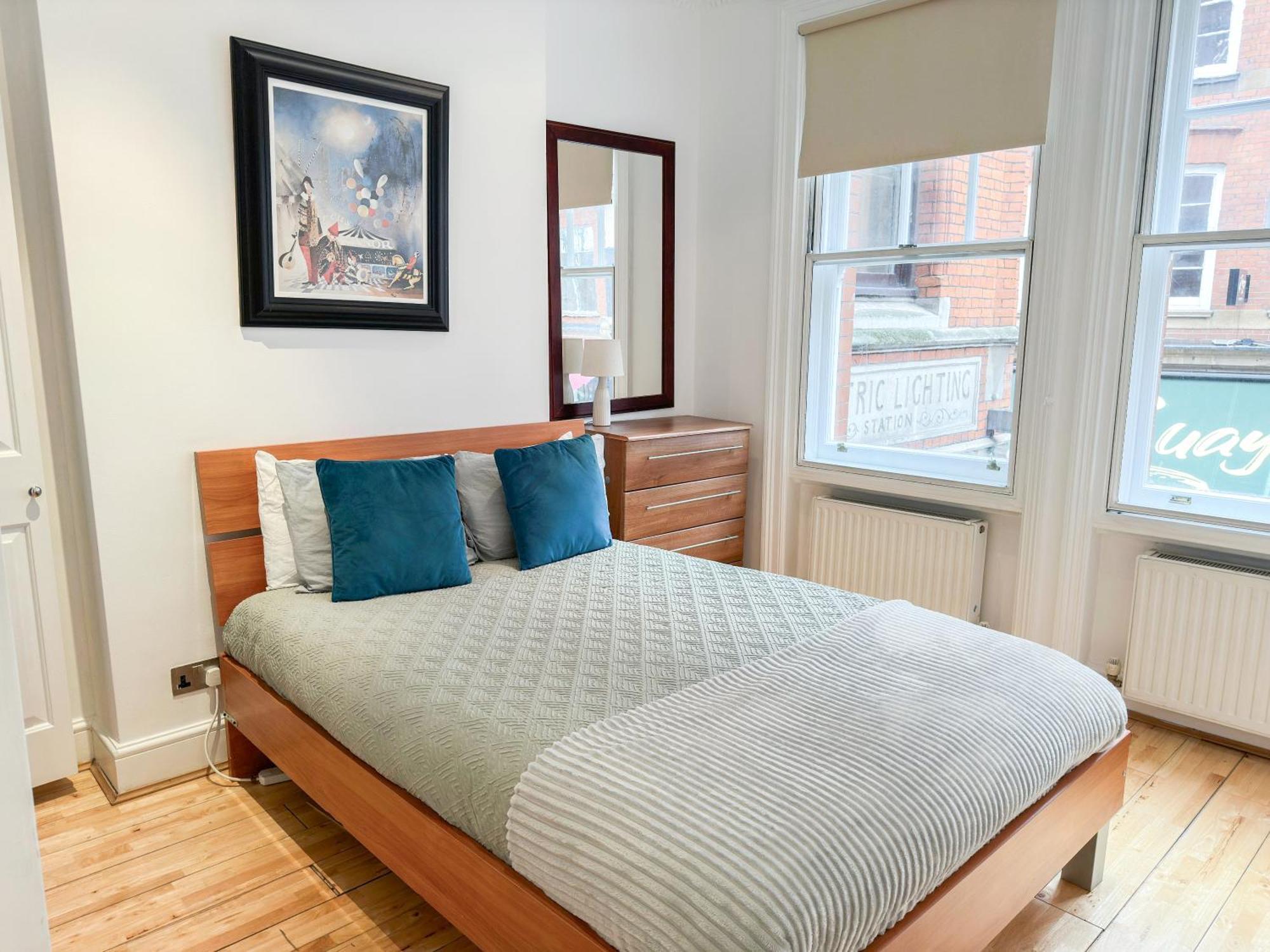 Apartment Alluring 2-bed, 2-bath Flat On High Street Kensington, Near Kensington Palace *