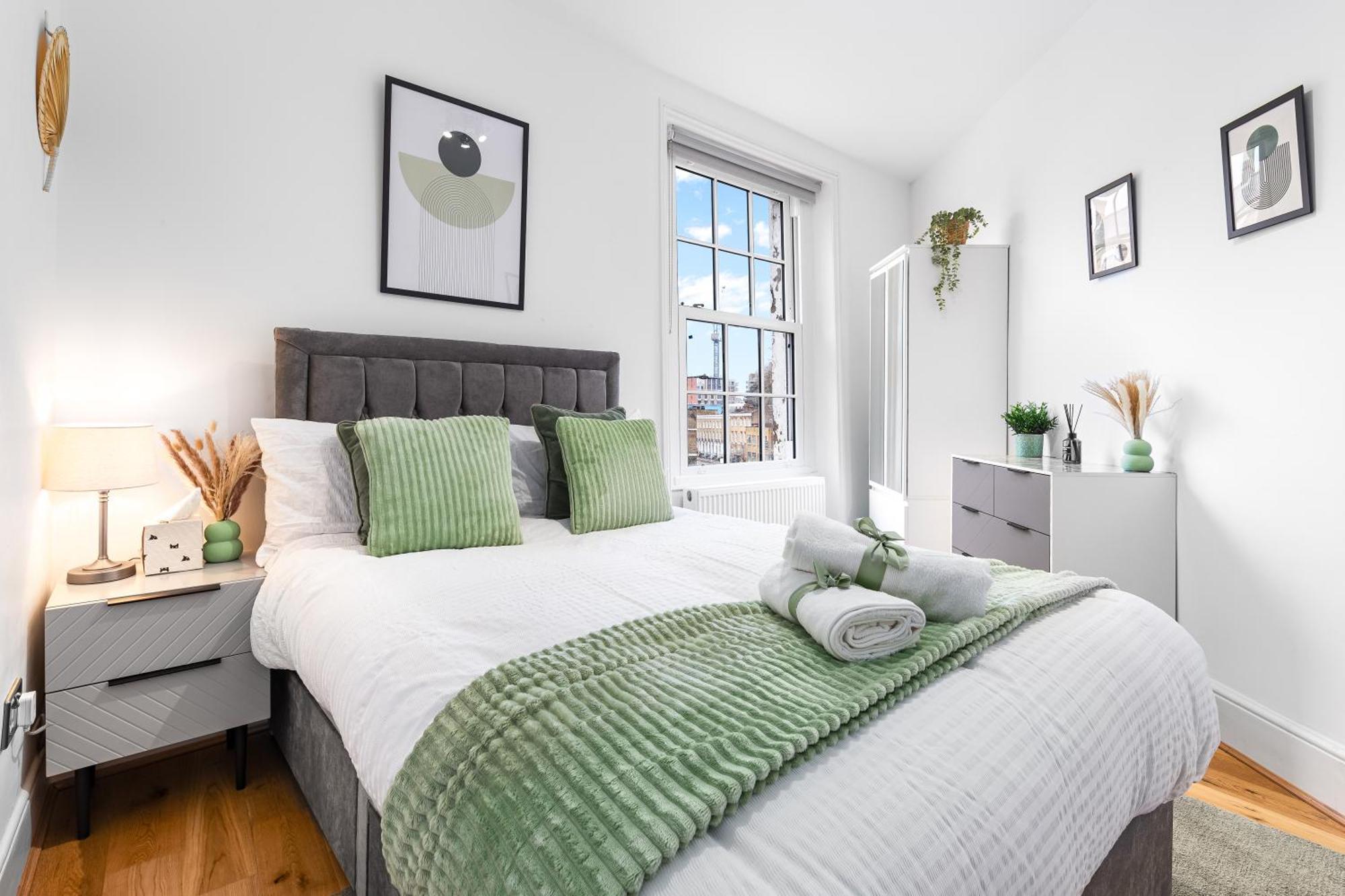 Stylish 3 Bedroom Serviced In Kings Cross Apartment *