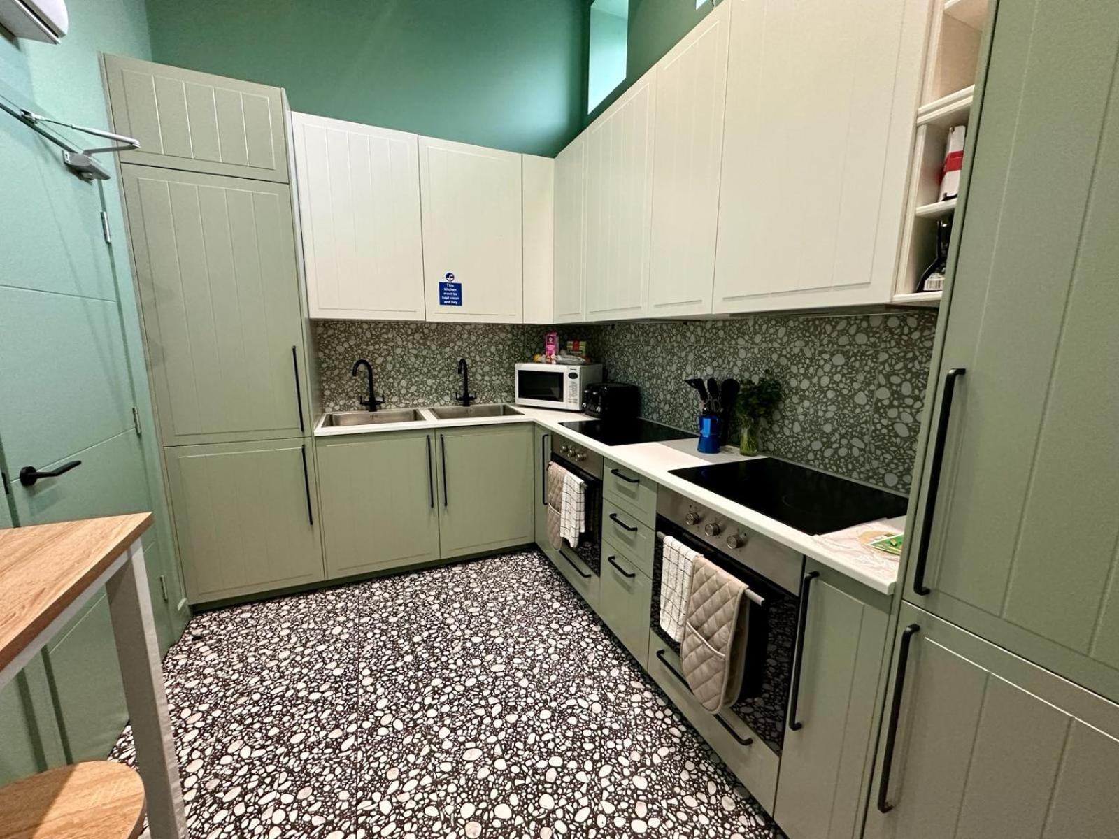 Guest house Cozy En-suite Loft In Trendy Local London