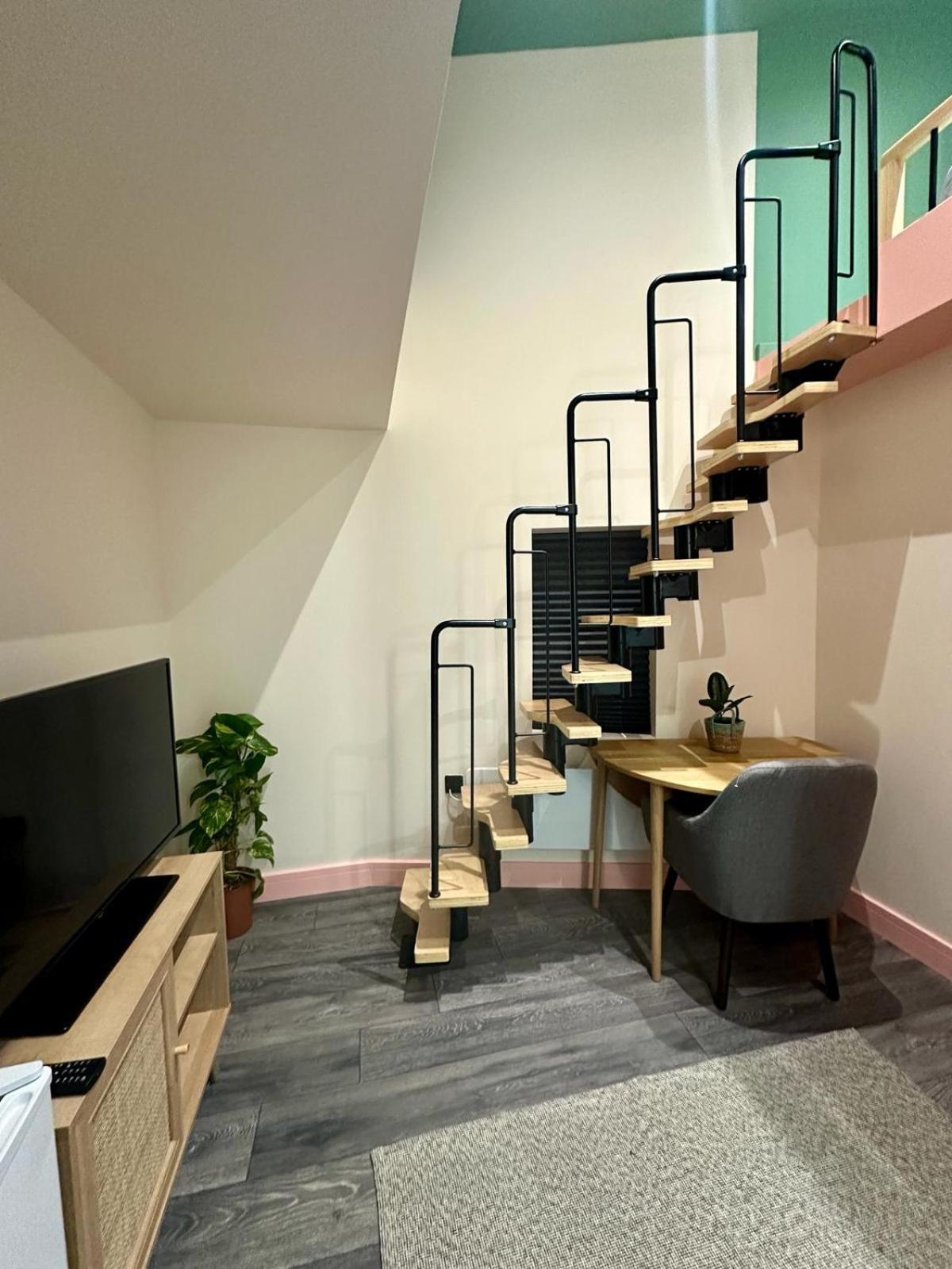Guest house Cozy En-suite Loft In Trendy Local London