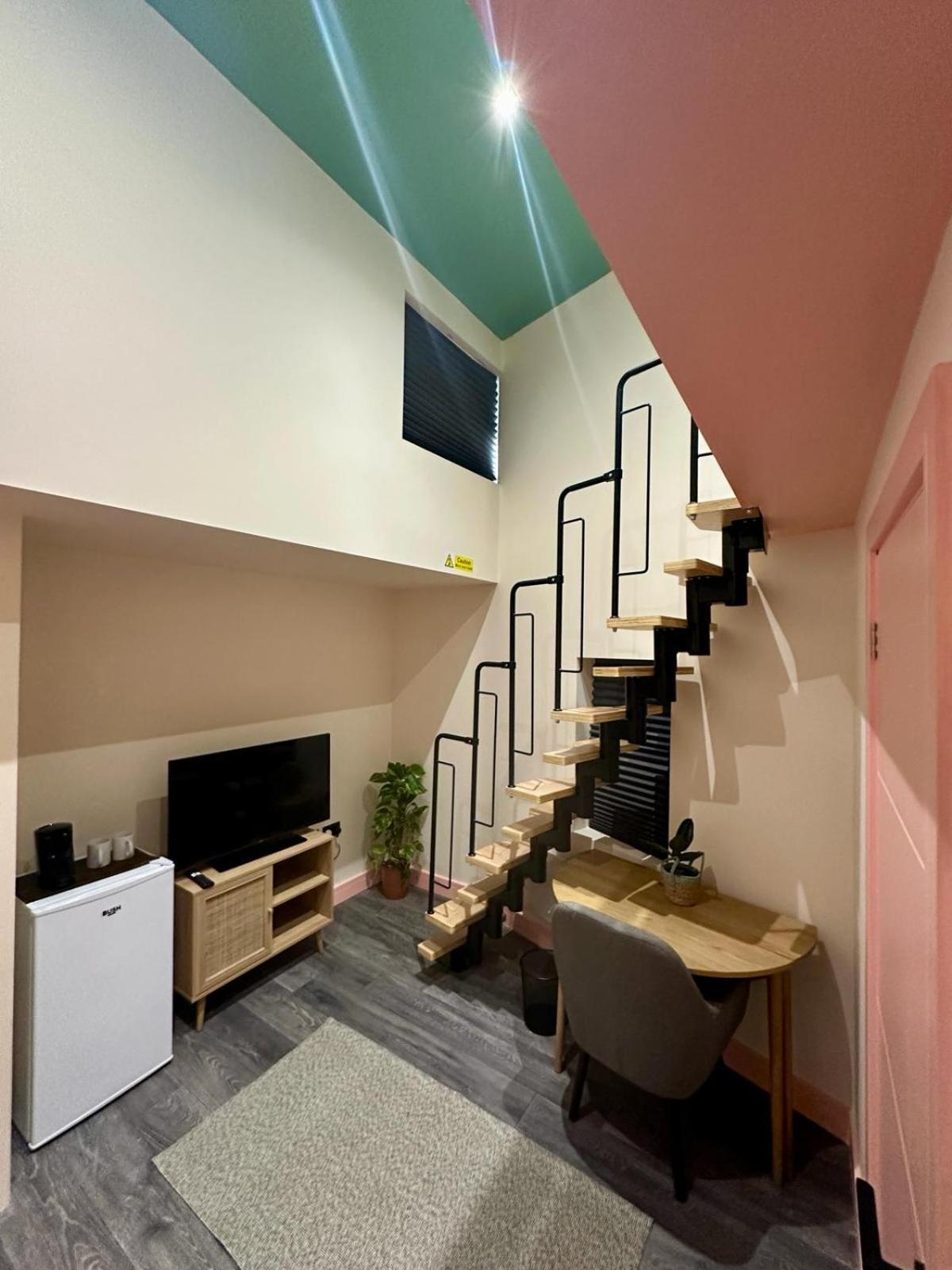 Cozy En-suite Loft In Trendy Local Guest house London