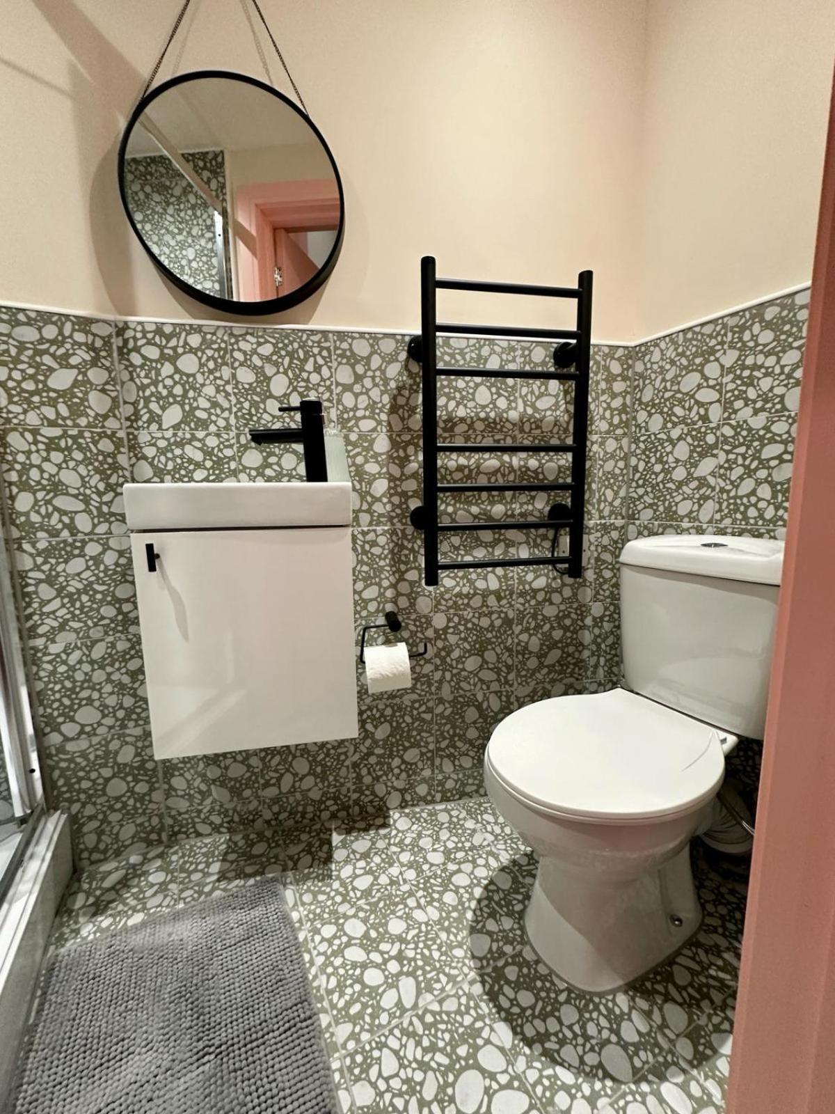 Cozy En-suite Loft In Trendy Local Guest house London