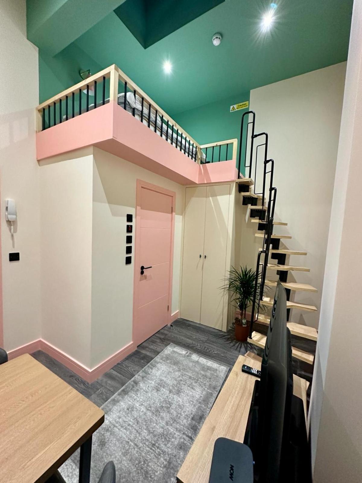 Cozy En-suite Loft In Trendy Local Guest house London
