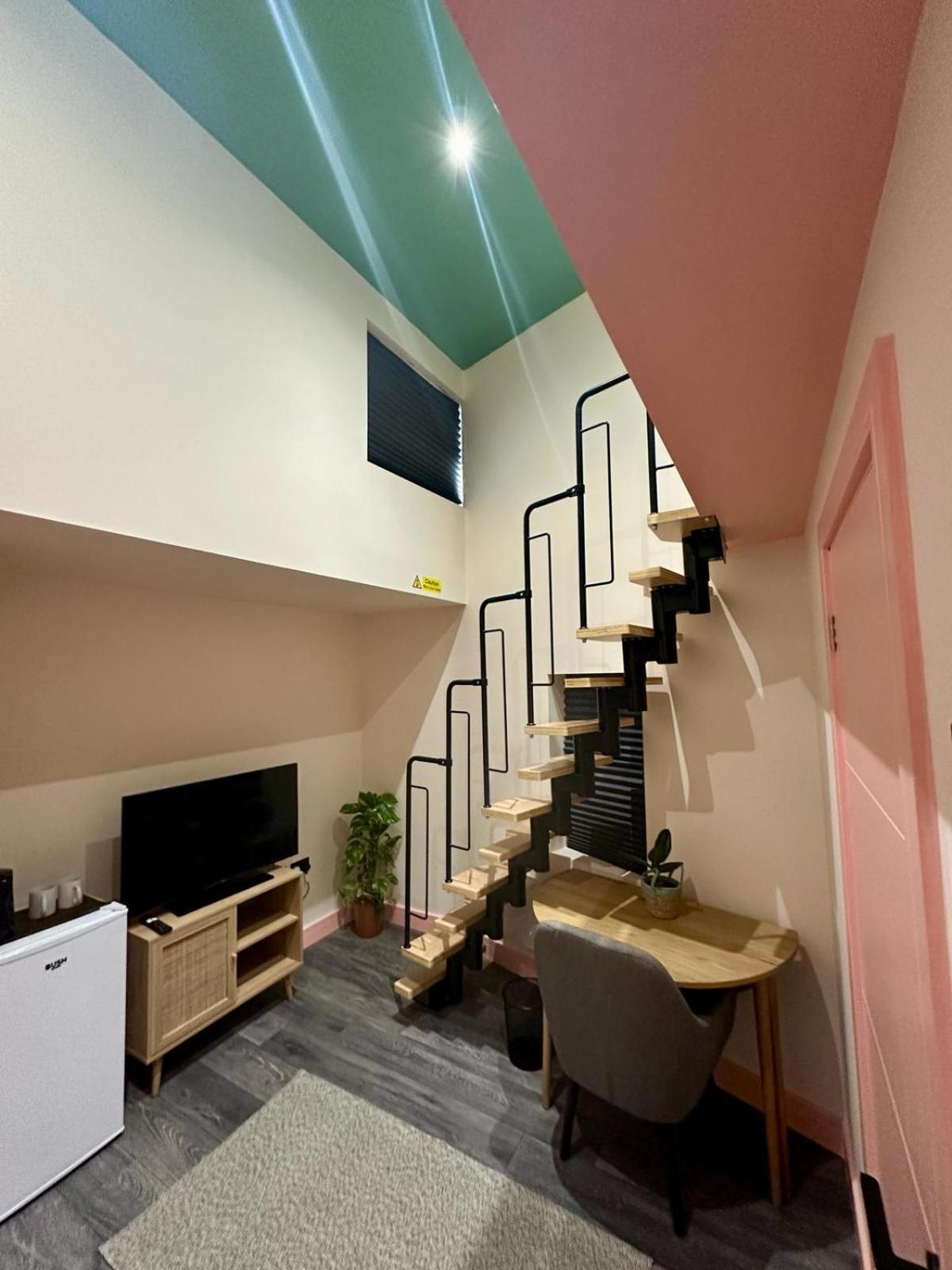 Cozy En-suite Loft In Trendy Local Guest house *