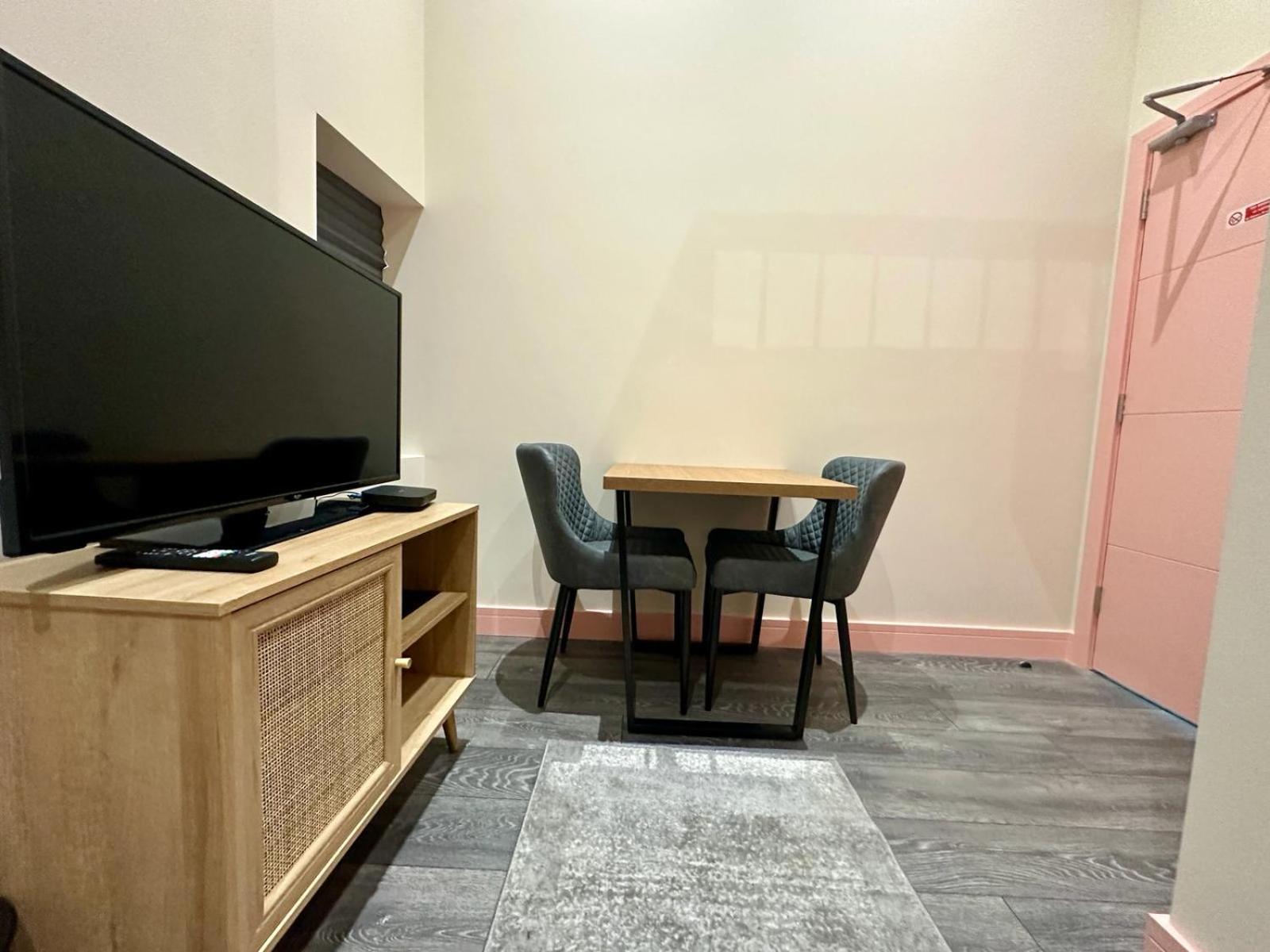 Guest house Cozy En-suite Loft In Trendy Local *
