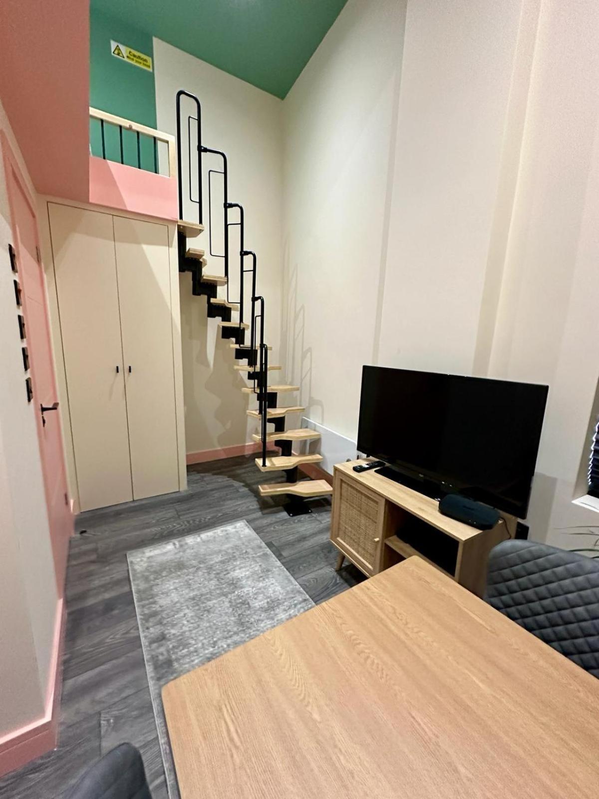 Cozy En-suite Loft In Trendy Local Guest house *