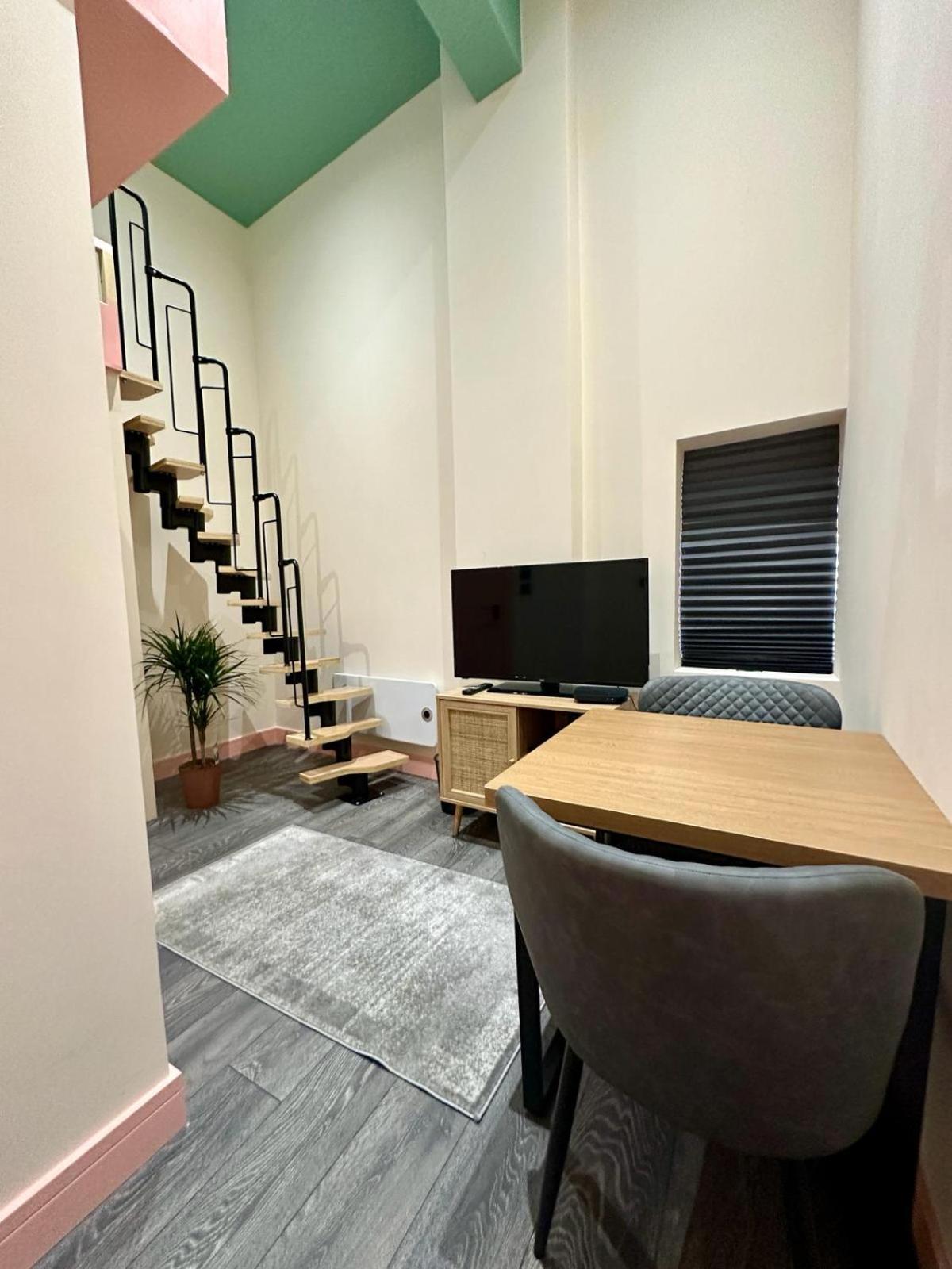 Guest house Cozy En-suite Loft In Trendy Local London