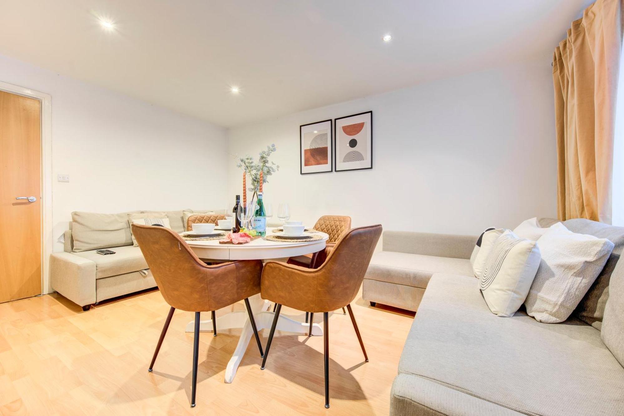 Boho Chic Tower Bridge Gem, Sleeps 8 Apartment London