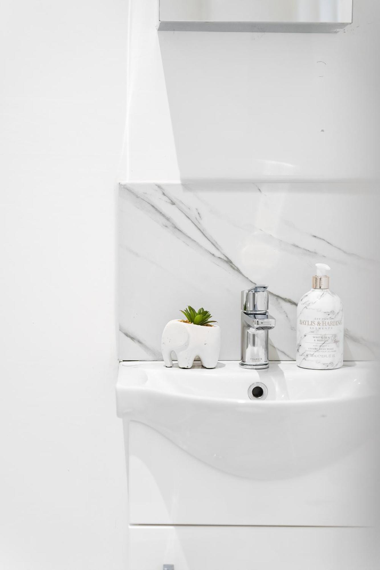 Guest house Modern Studio By Livestay Short Lets & Serviced *
