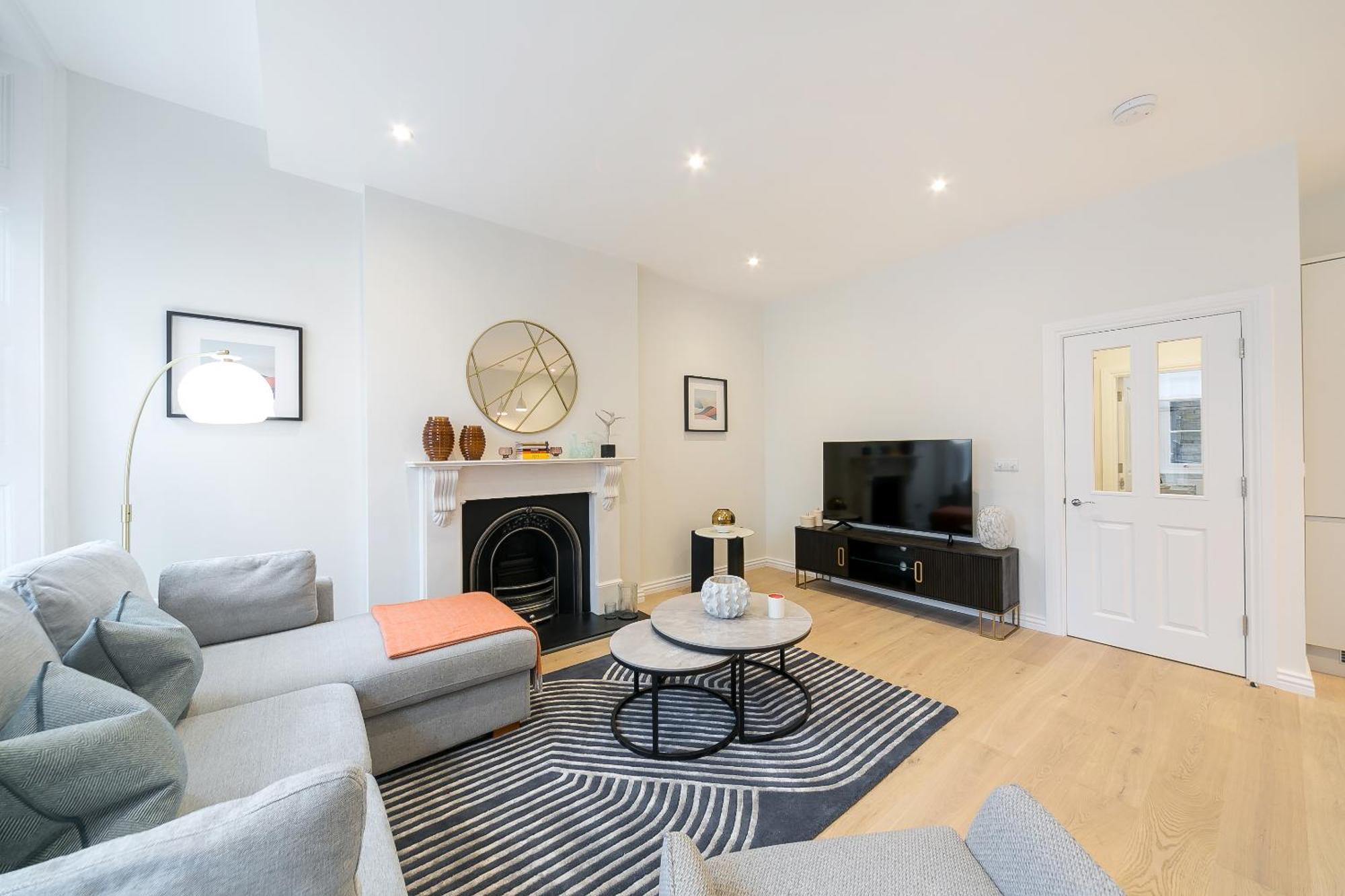 Urban Chic - Drury Apartment