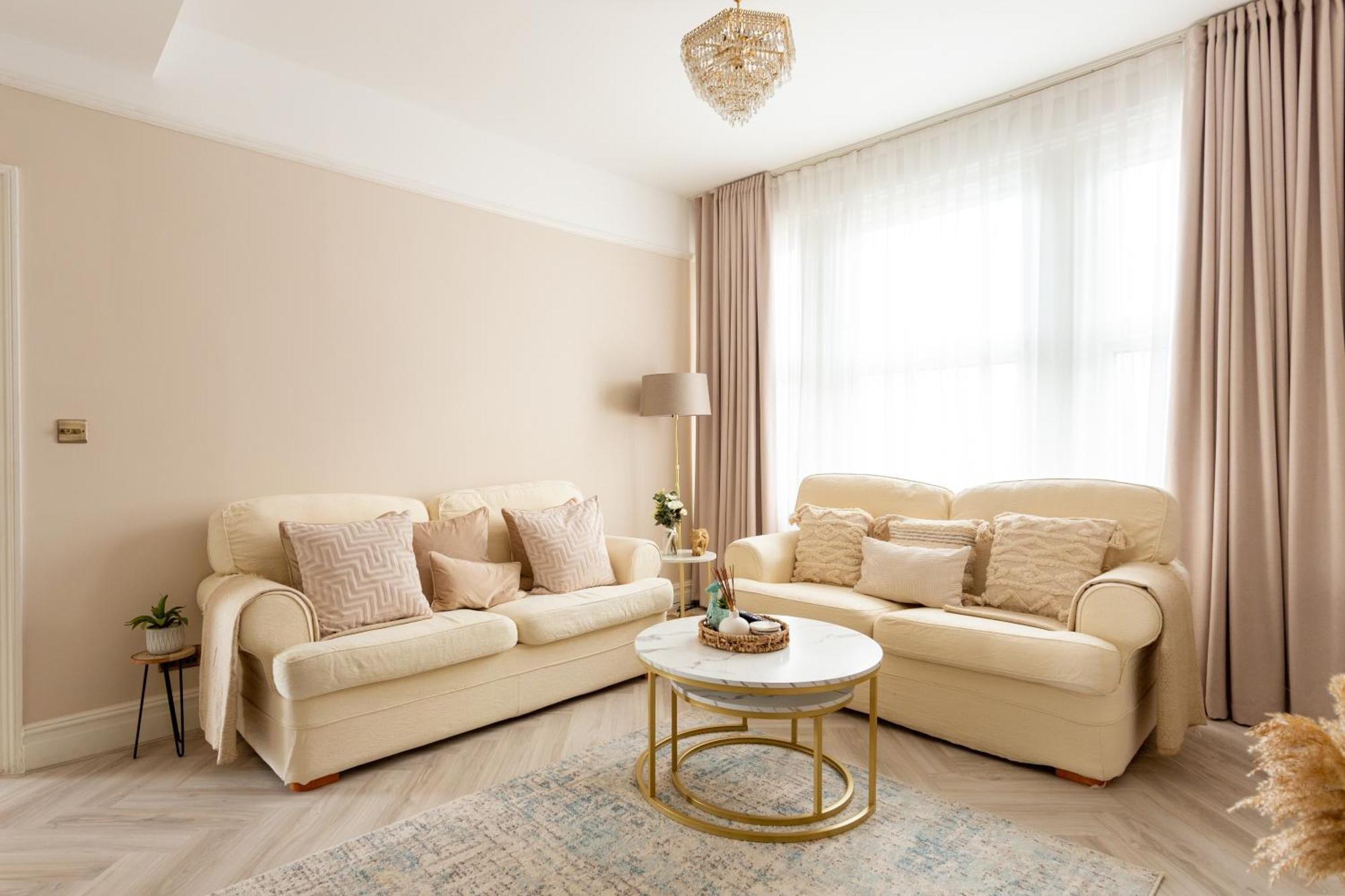 Stunning Large 4 Bedroom Victorian *