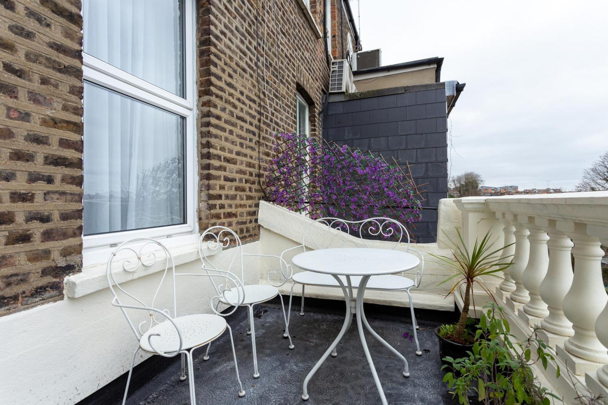 Stunning Large 4 Bedroom Victorian * London