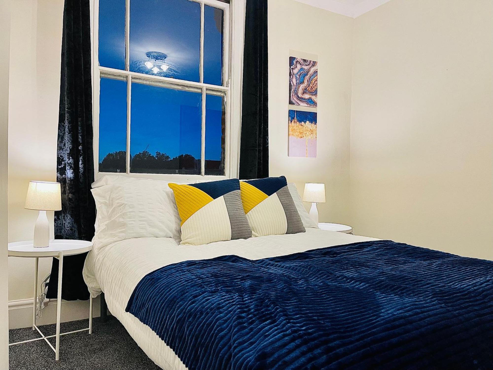 2 Bedroom Flat In Apartment London