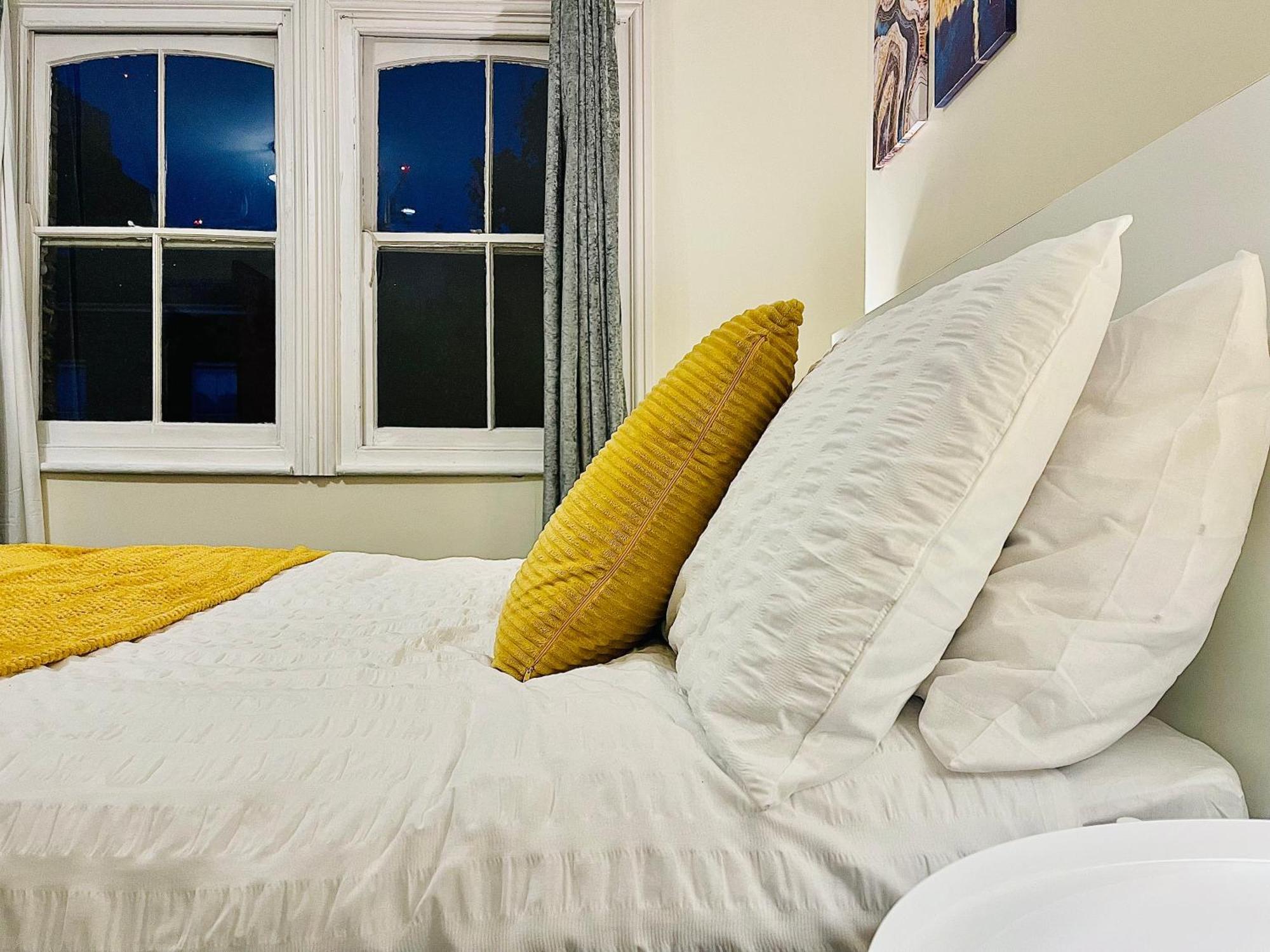 2 Bedroom Flat In Apartment