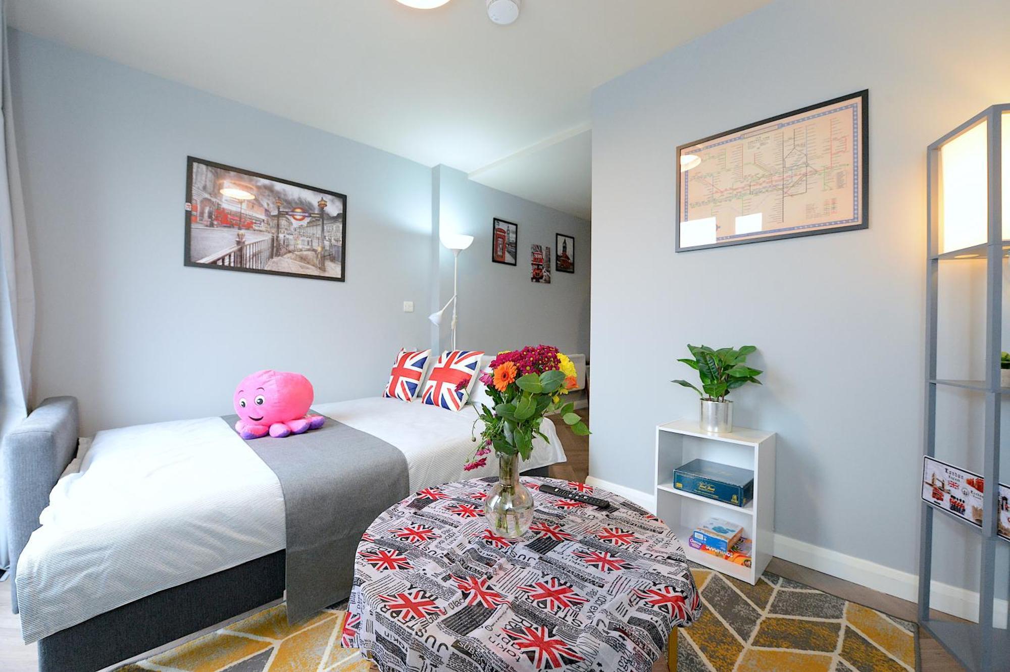 2 Bed Terraced Flat Piccadilly Line Apartment *