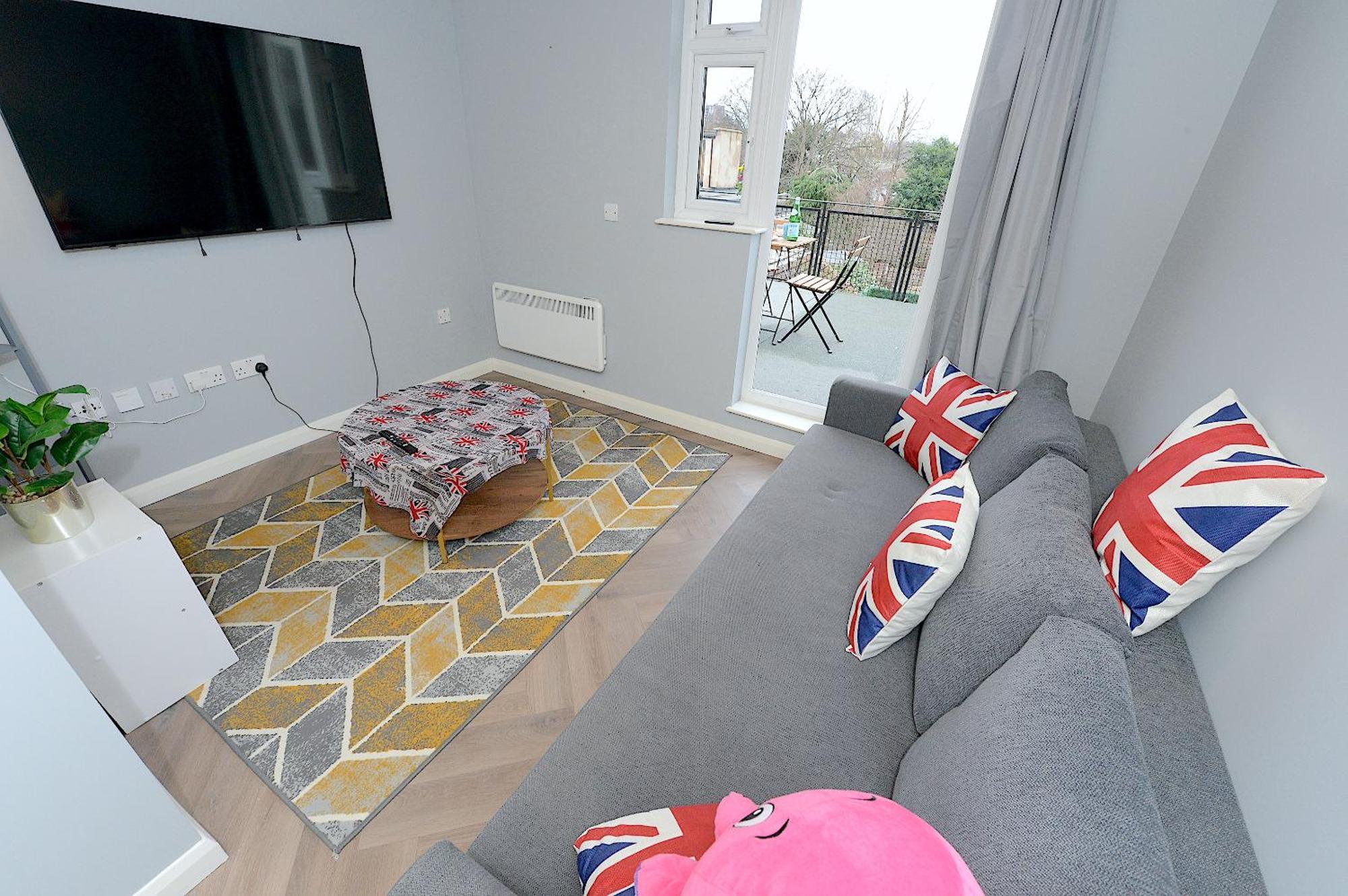 2 Bed Terraced Flat Piccadilly Line Apartment