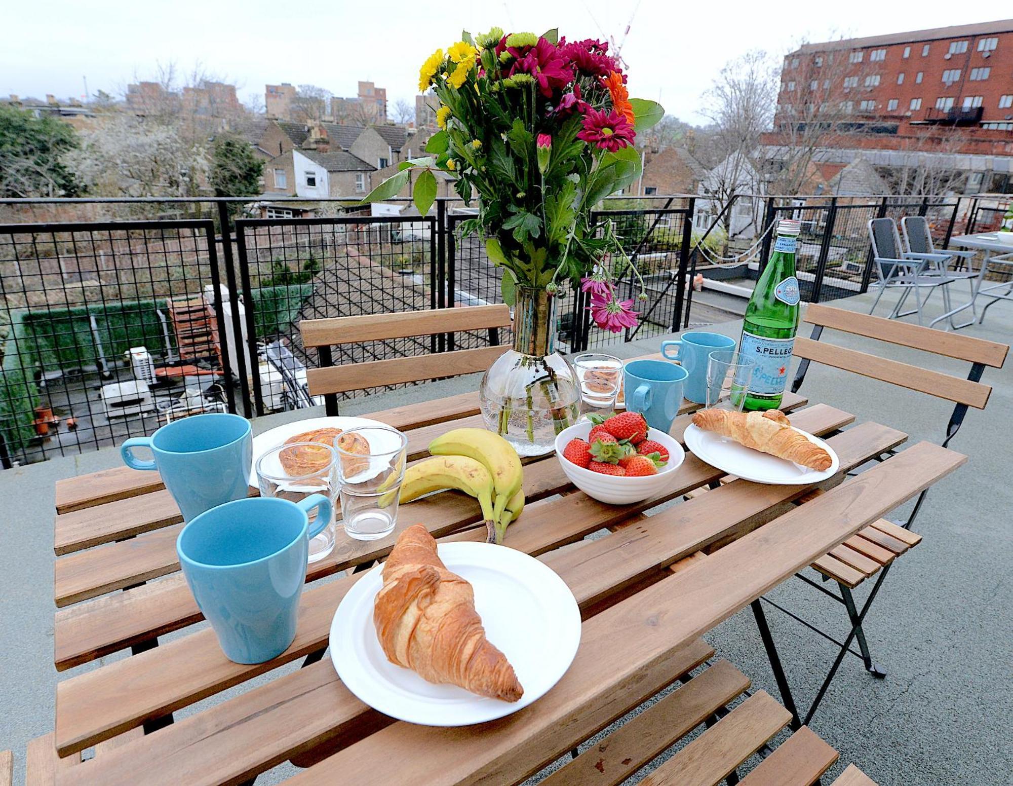 2 Bed Terraced Flat Piccadilly Line Apartment *