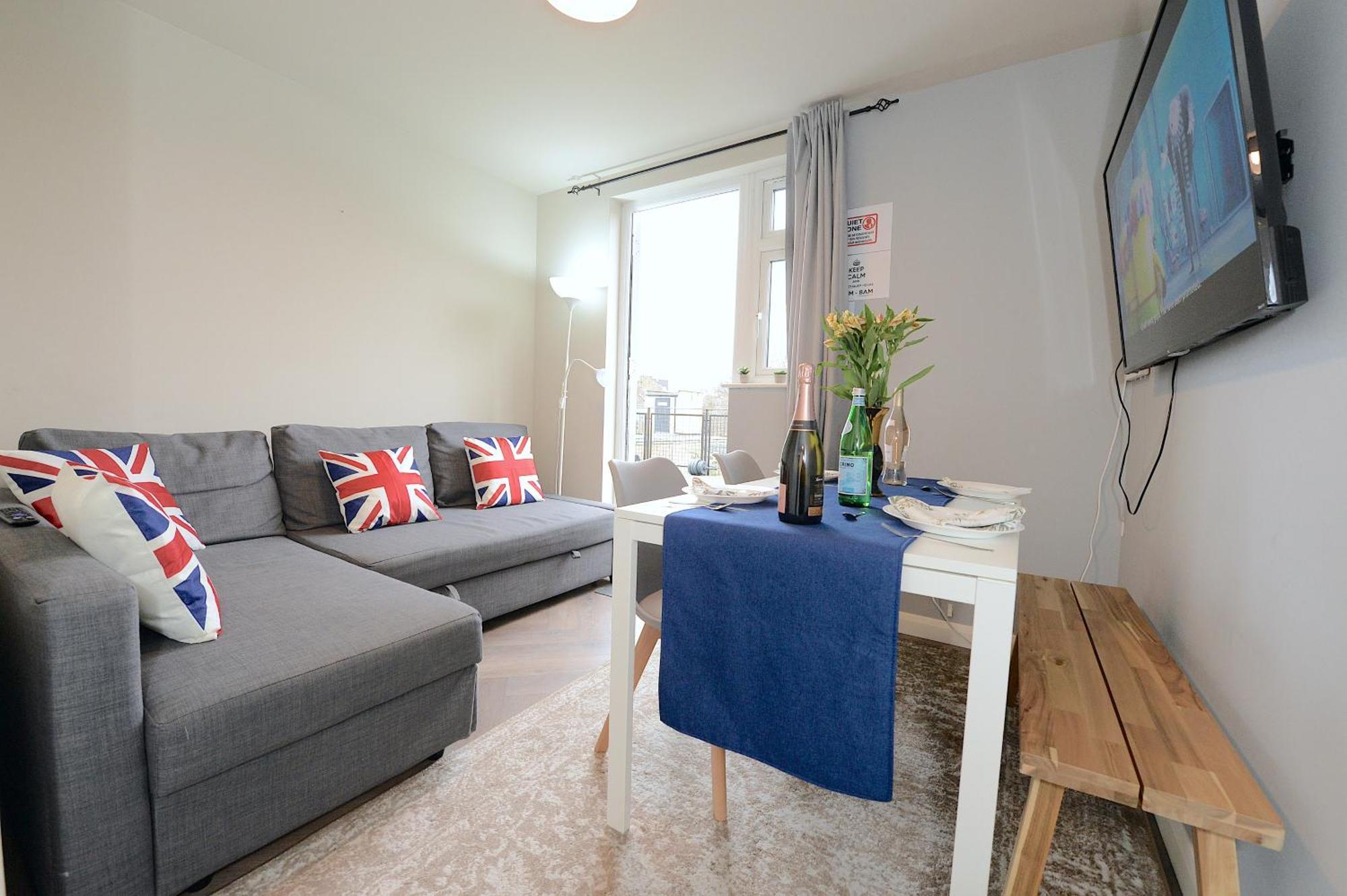 2 Bedroom Flat In Wood Piccadilly Line Apartment *