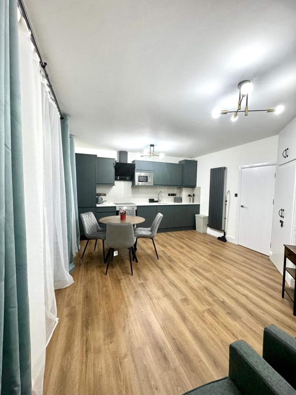 Centre One Bedroom Next To Station, Newly Renovated Apartamento