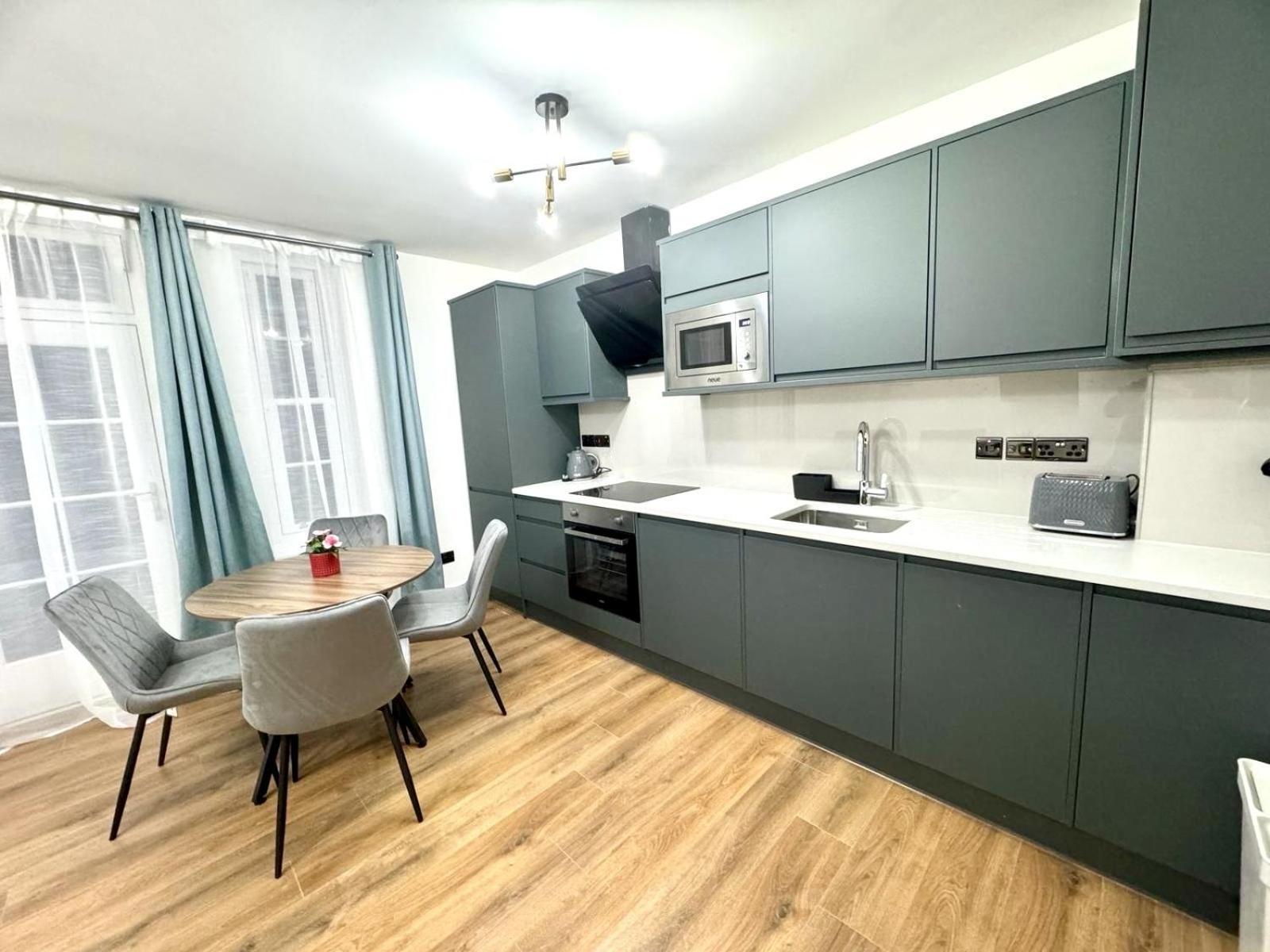 Centre One Bedroom Next To Station, Newly Renovated Londres