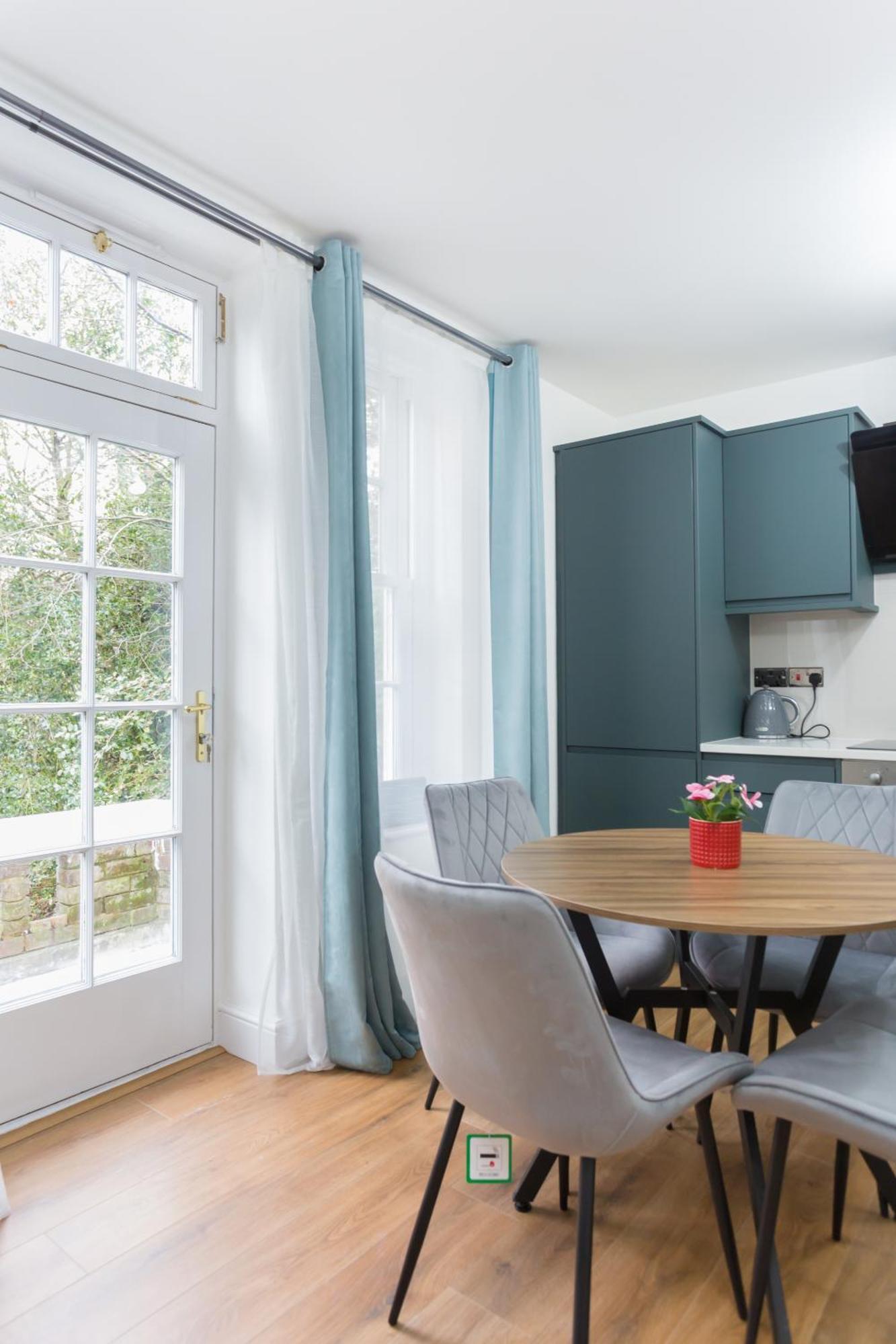 Centre One Bedroom Next To Station, Newly Renovated Apartamento