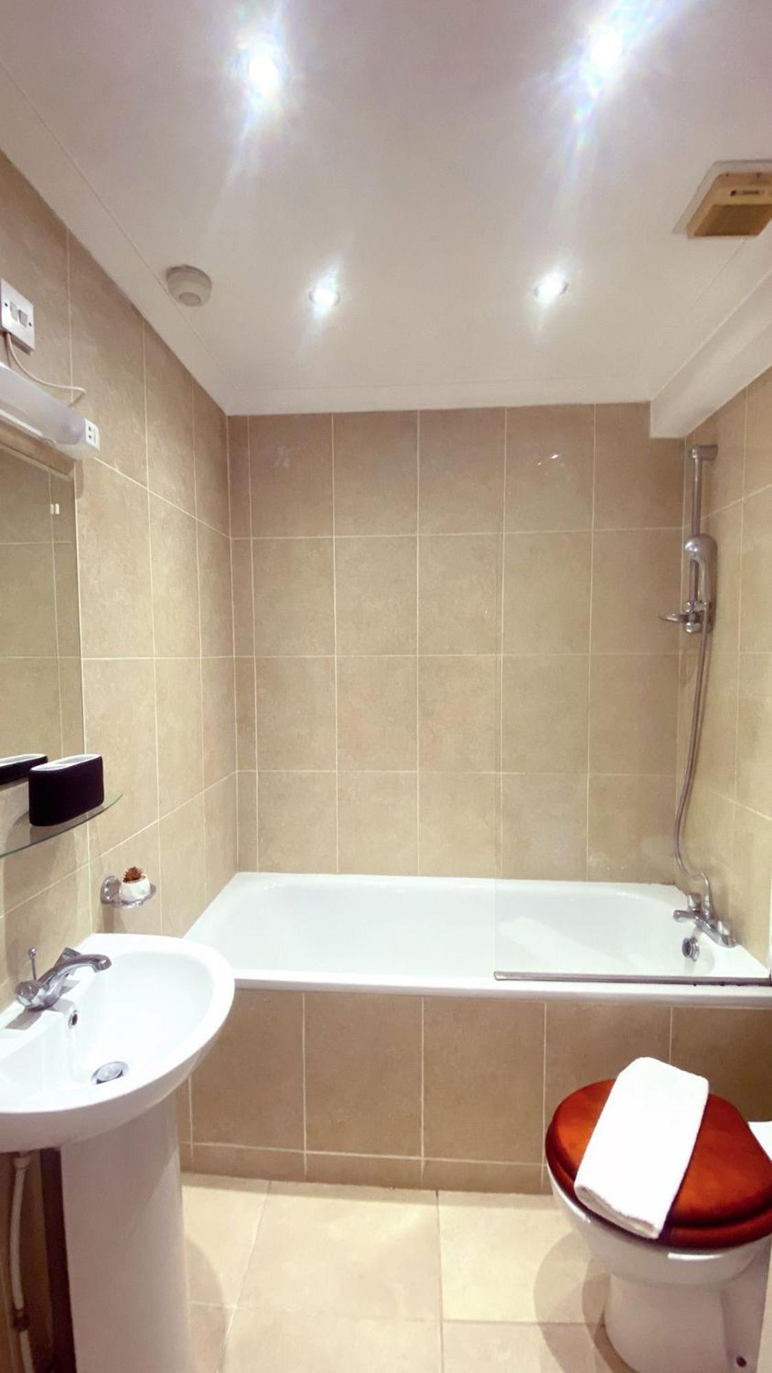 Uk Chaps Retreat: 2 Bedroom - 2bathroom * London