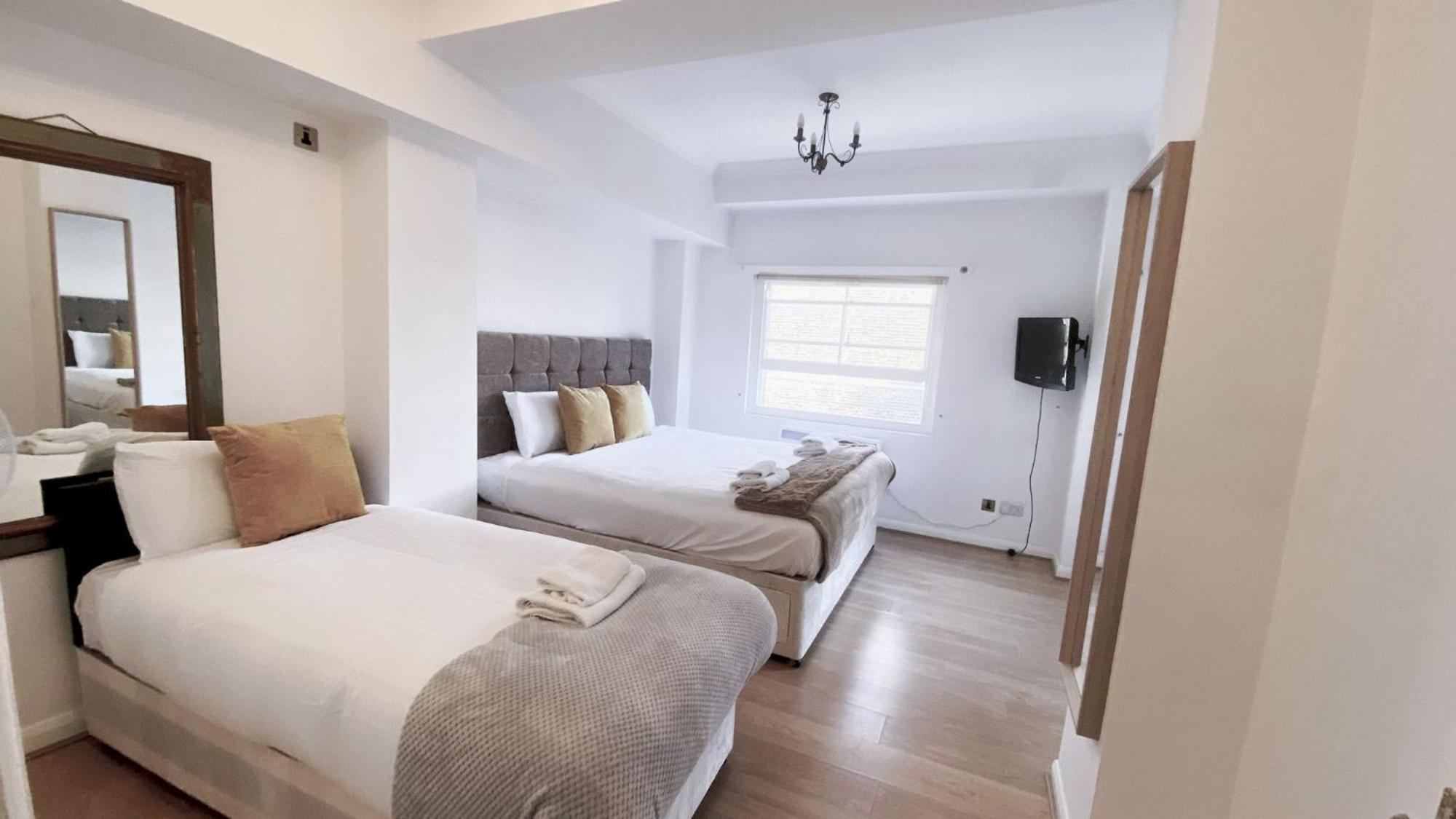 Uk Chaps Retreat: 2 Bedroom - 2bathroom London