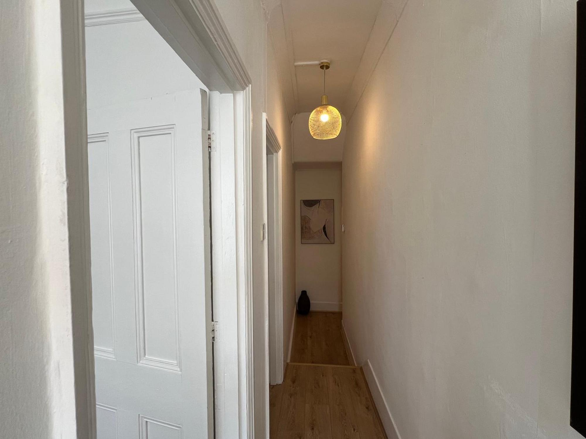 2 Bedroom Flat 10 Min Walk To Tube Apartment London