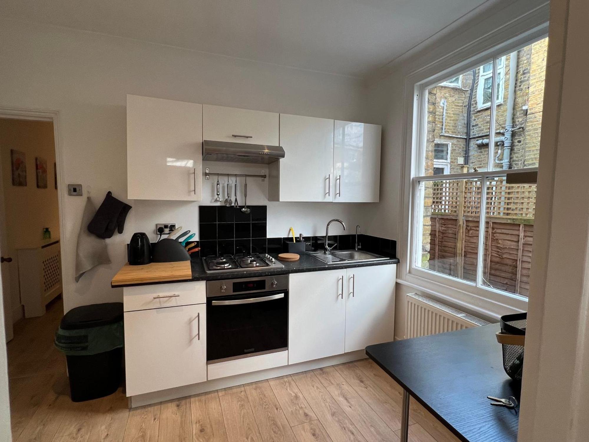 2 Bedroom Flat 10 Min Walk To Tube Apartment