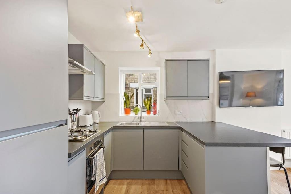 Stunning 2 Bedroom Flat & Garden, *